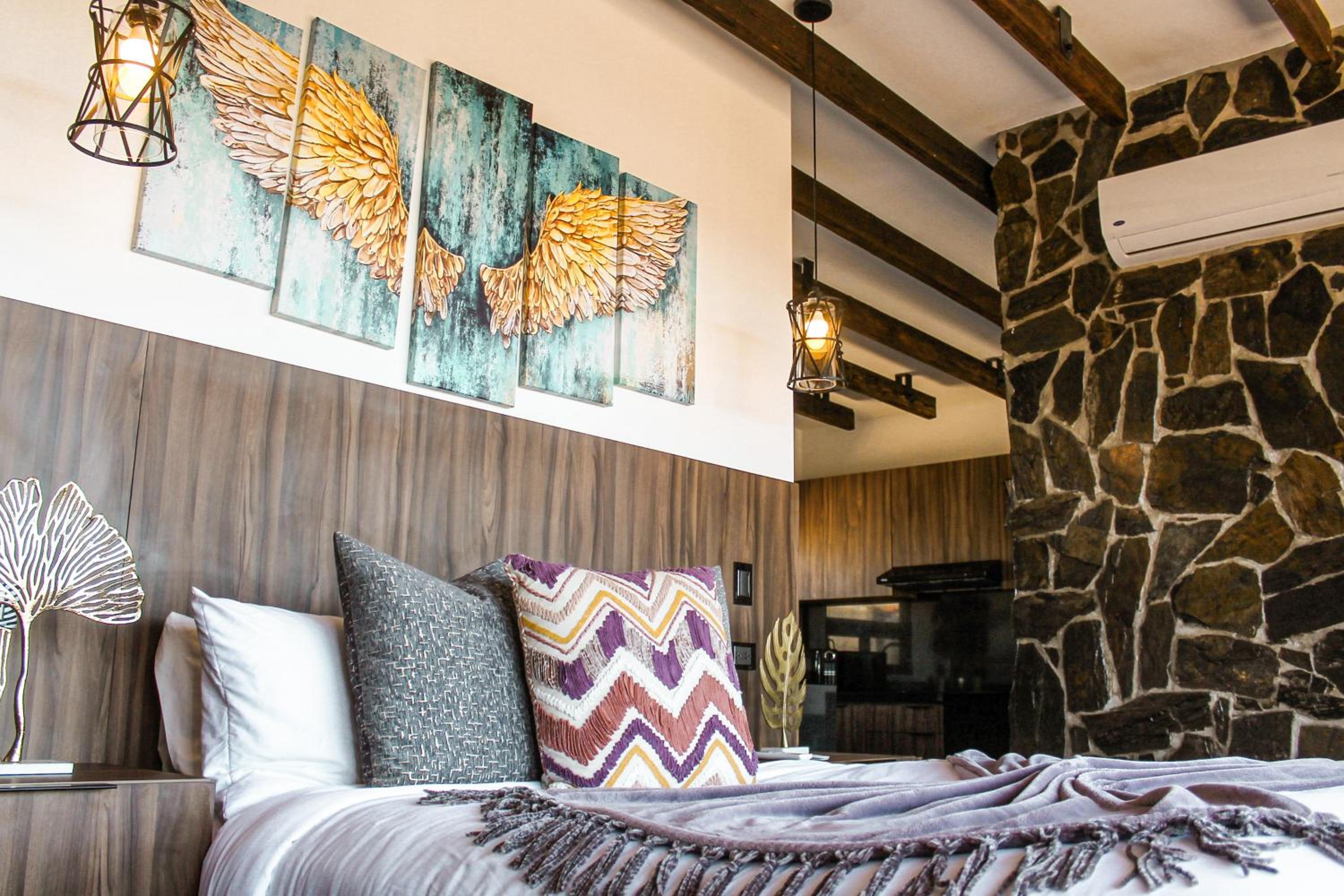 Junior Suite with Balcony - Photo 6
