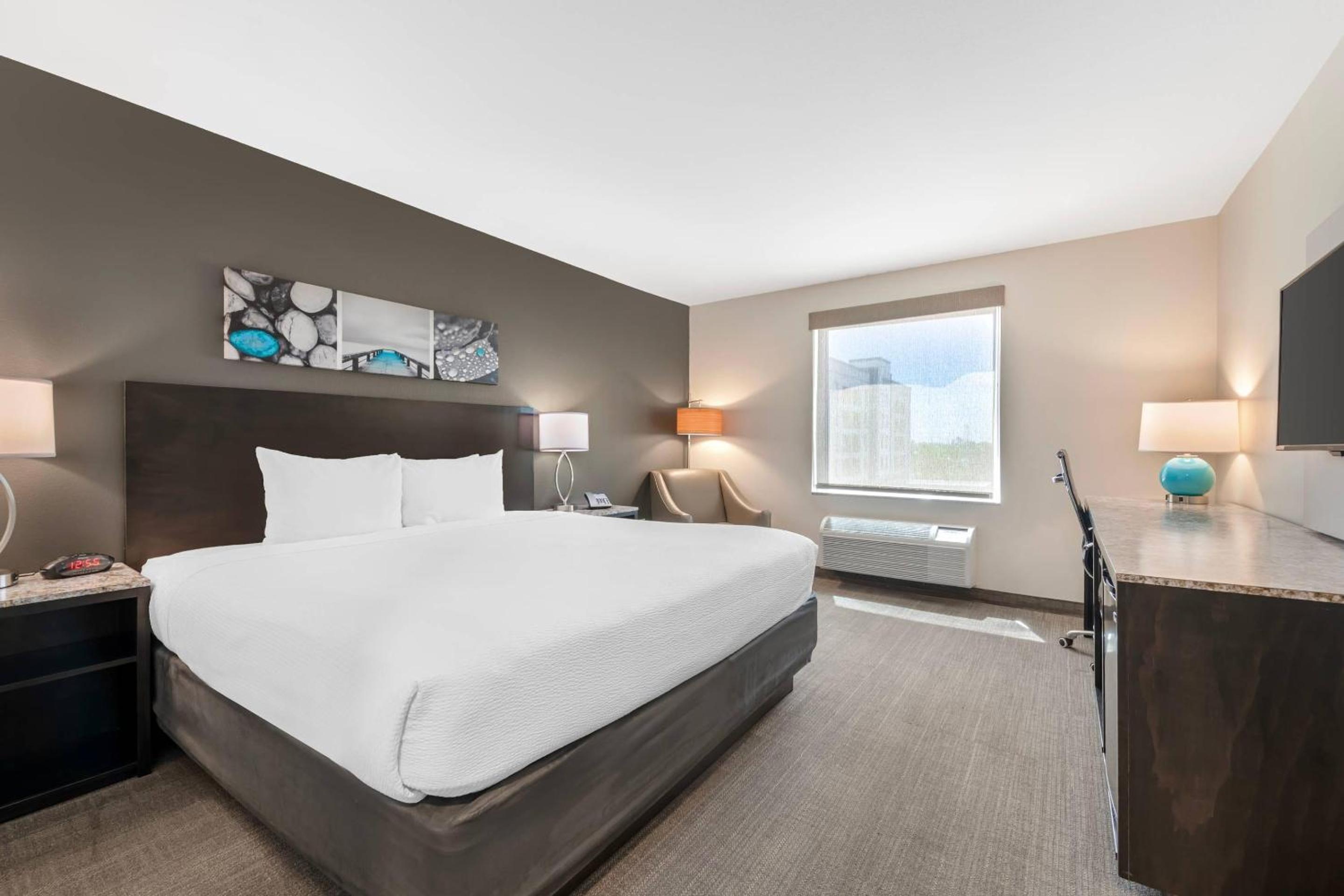 King Room with Roll-In Shower - Disability Access/Non Smoking