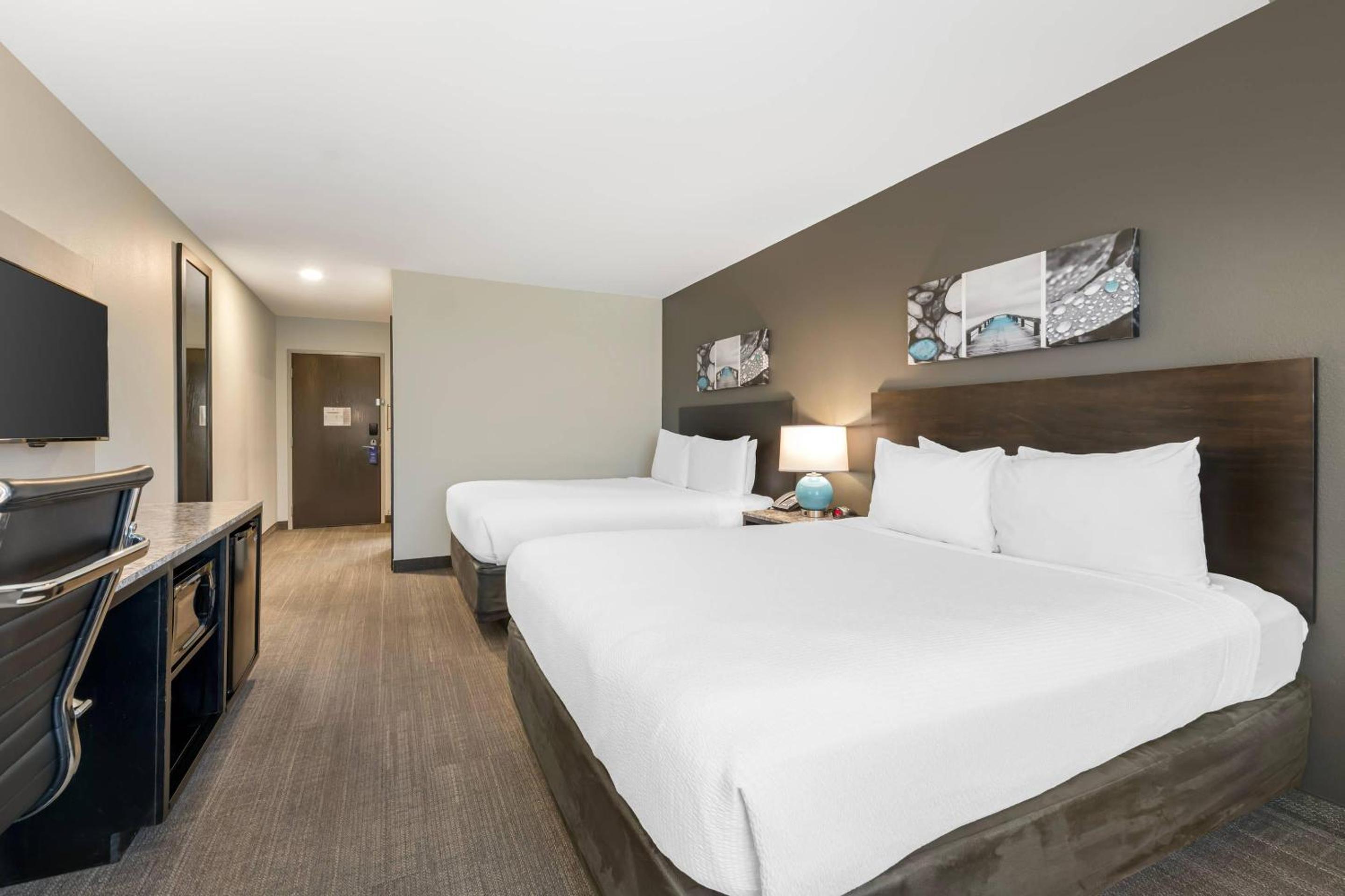Quadruple Room with Two Queen Beds and Roll-In Shower - Disability Access/Non Smoking