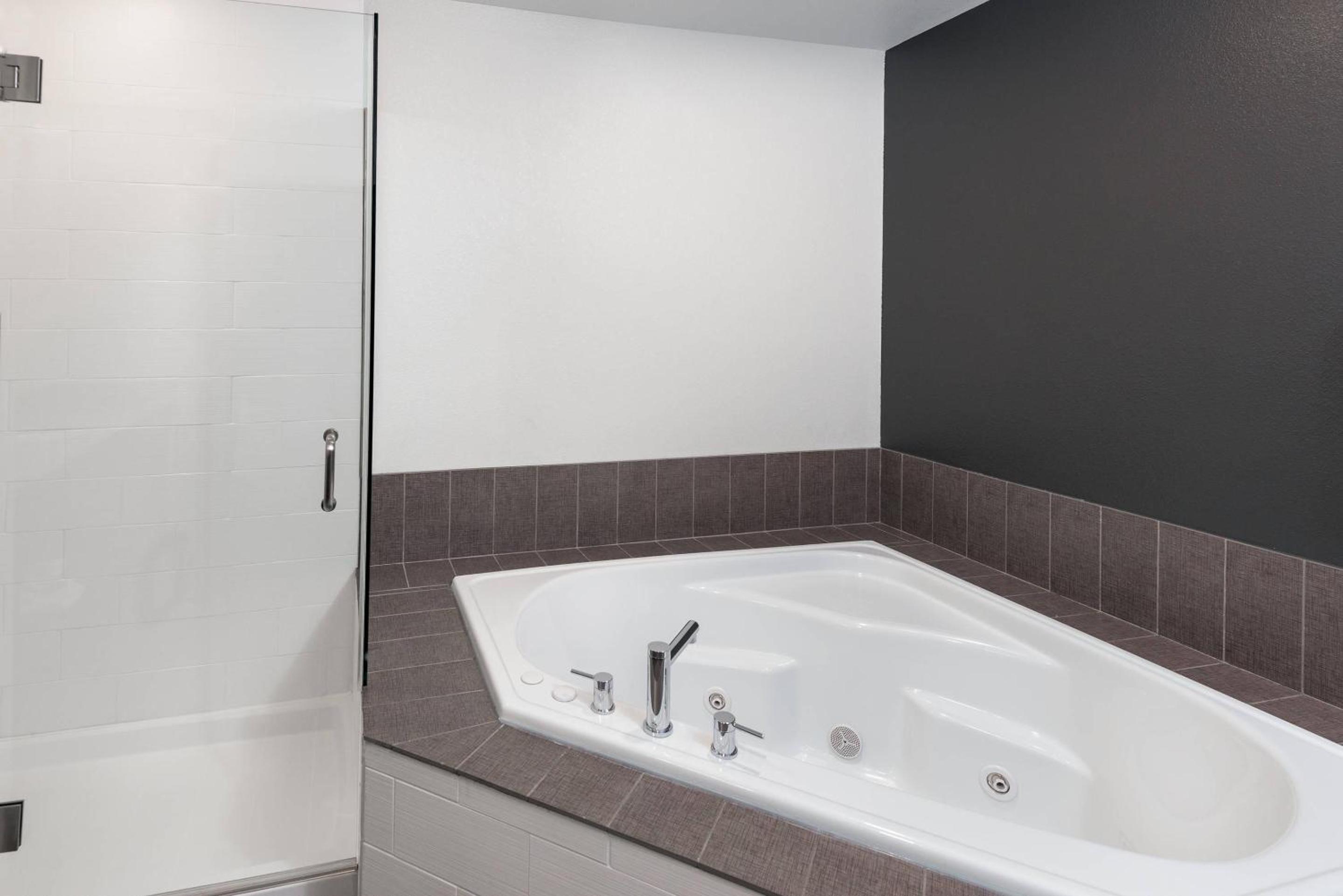 Large King Suite with Pool View - Non Smoking