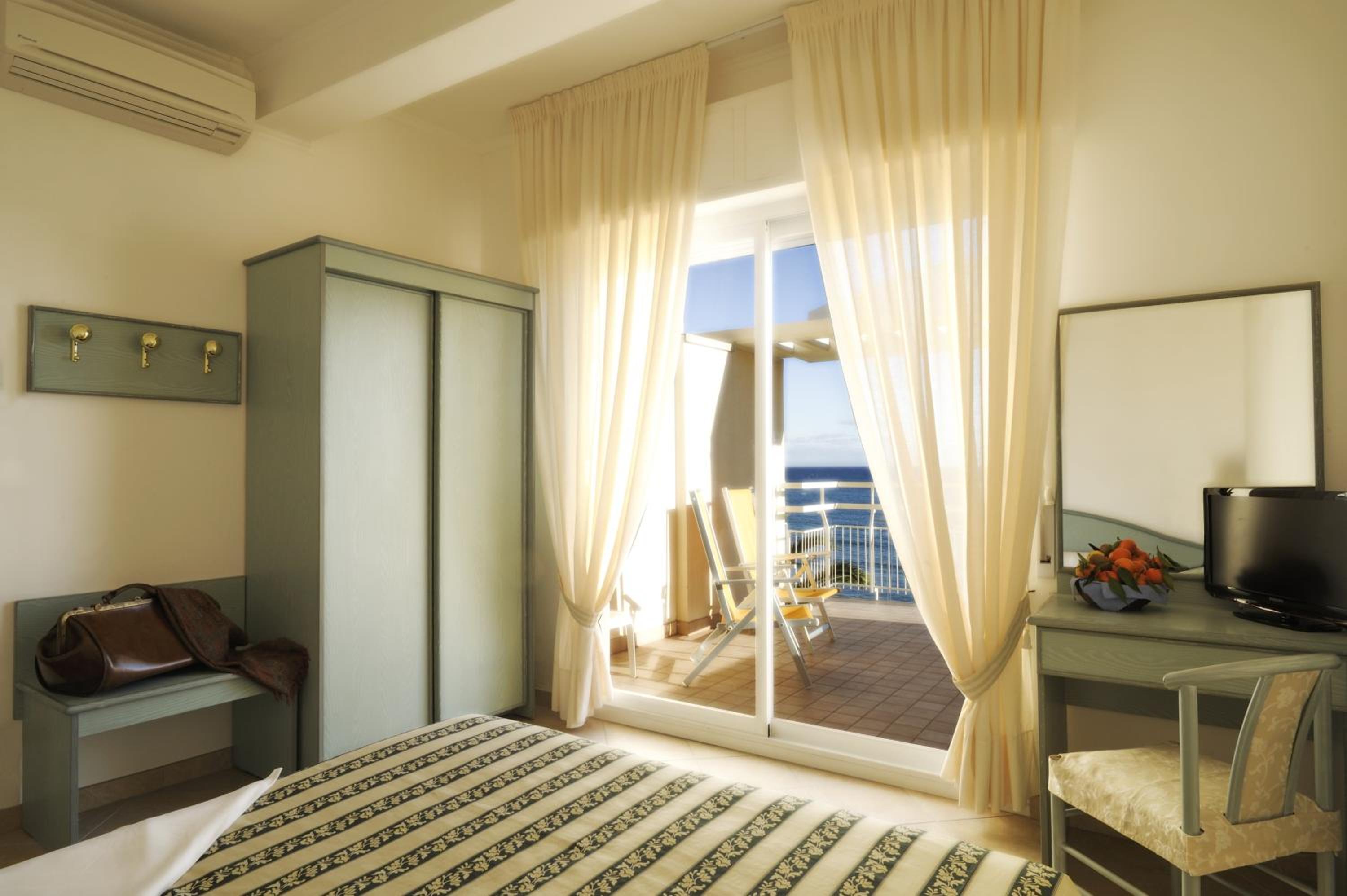 Double or Twin Room with Sea View