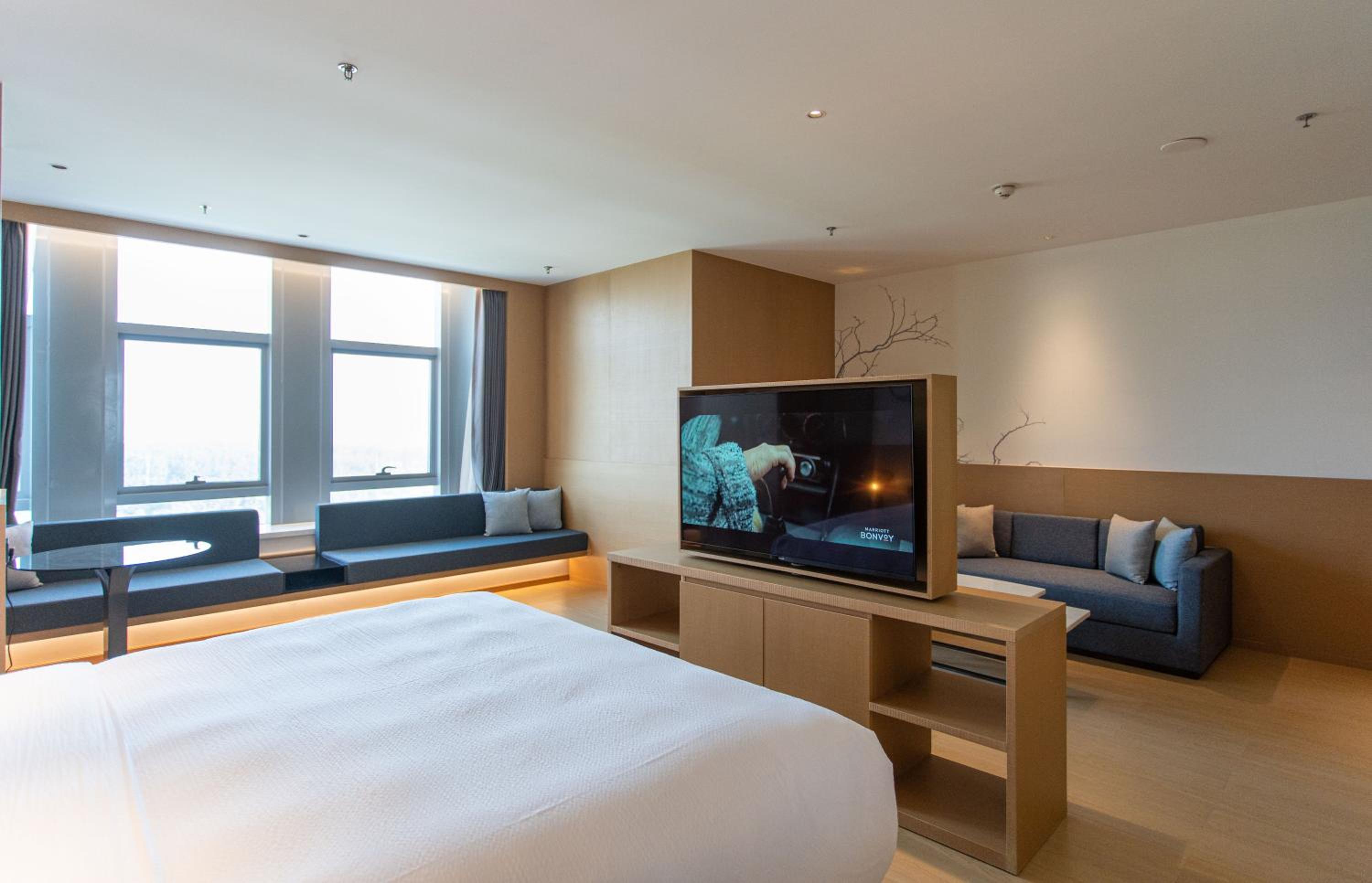 One-Bedroom Family Suite - Photo 5