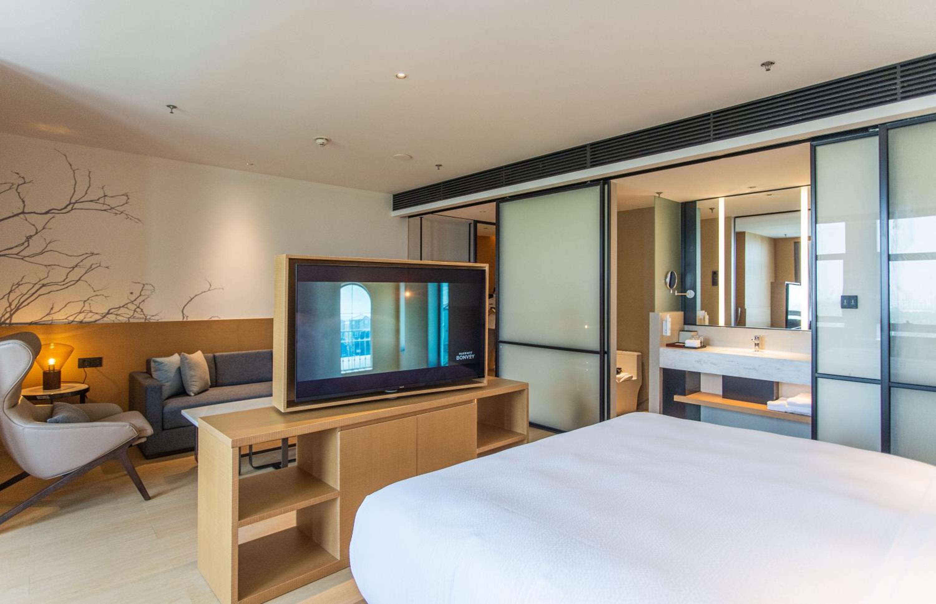 One-Bedroom Family Suite - Photo 3