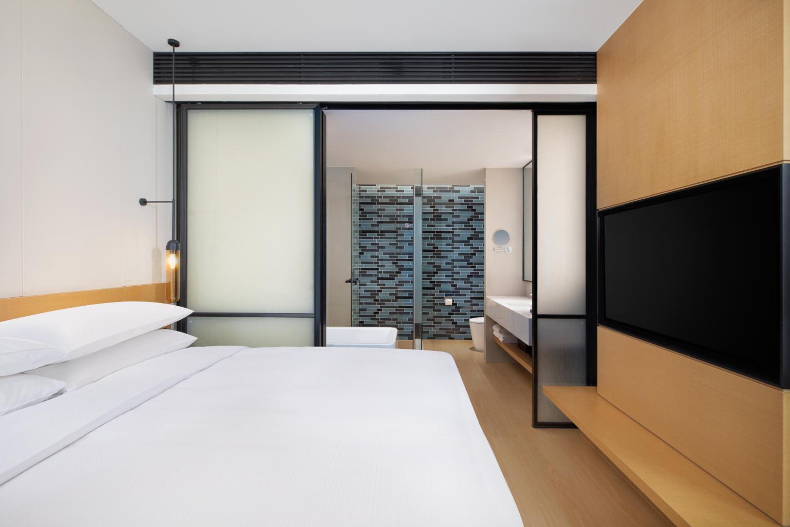 One-Bedroom Premium Suite - Photo 3