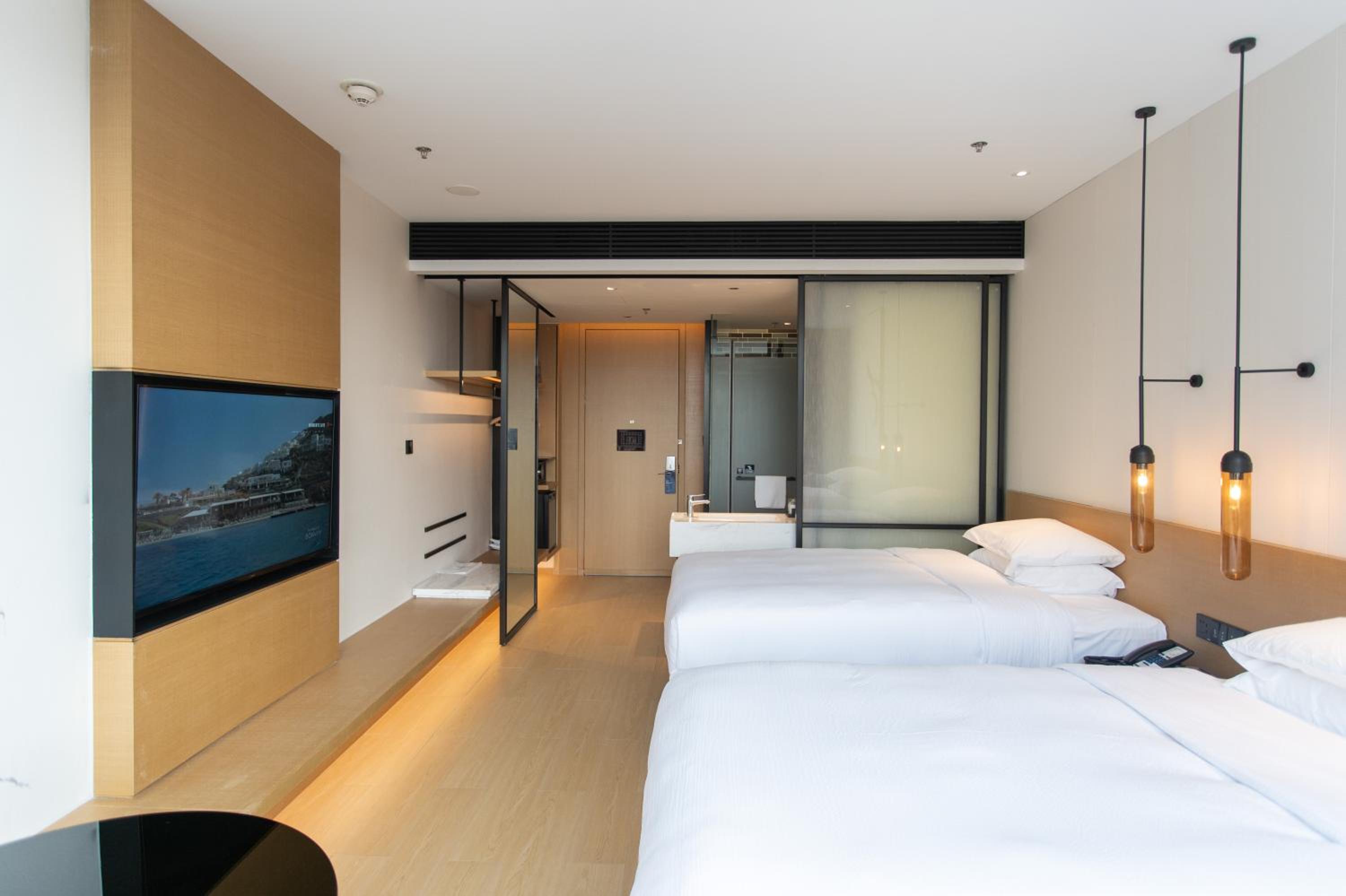 Premium King Room - Photo 4