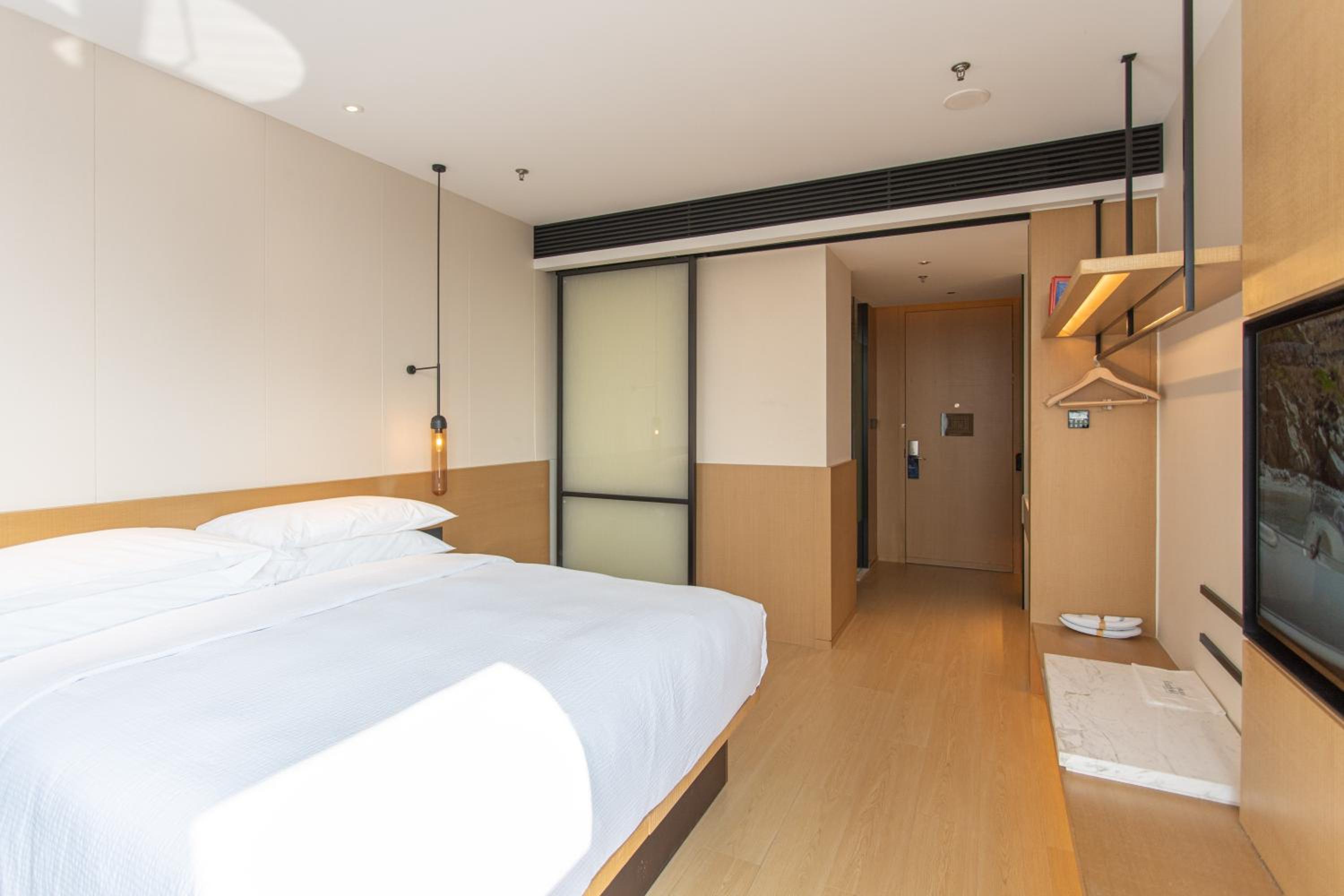 Premium Room with Two Double Beds - Photo 7