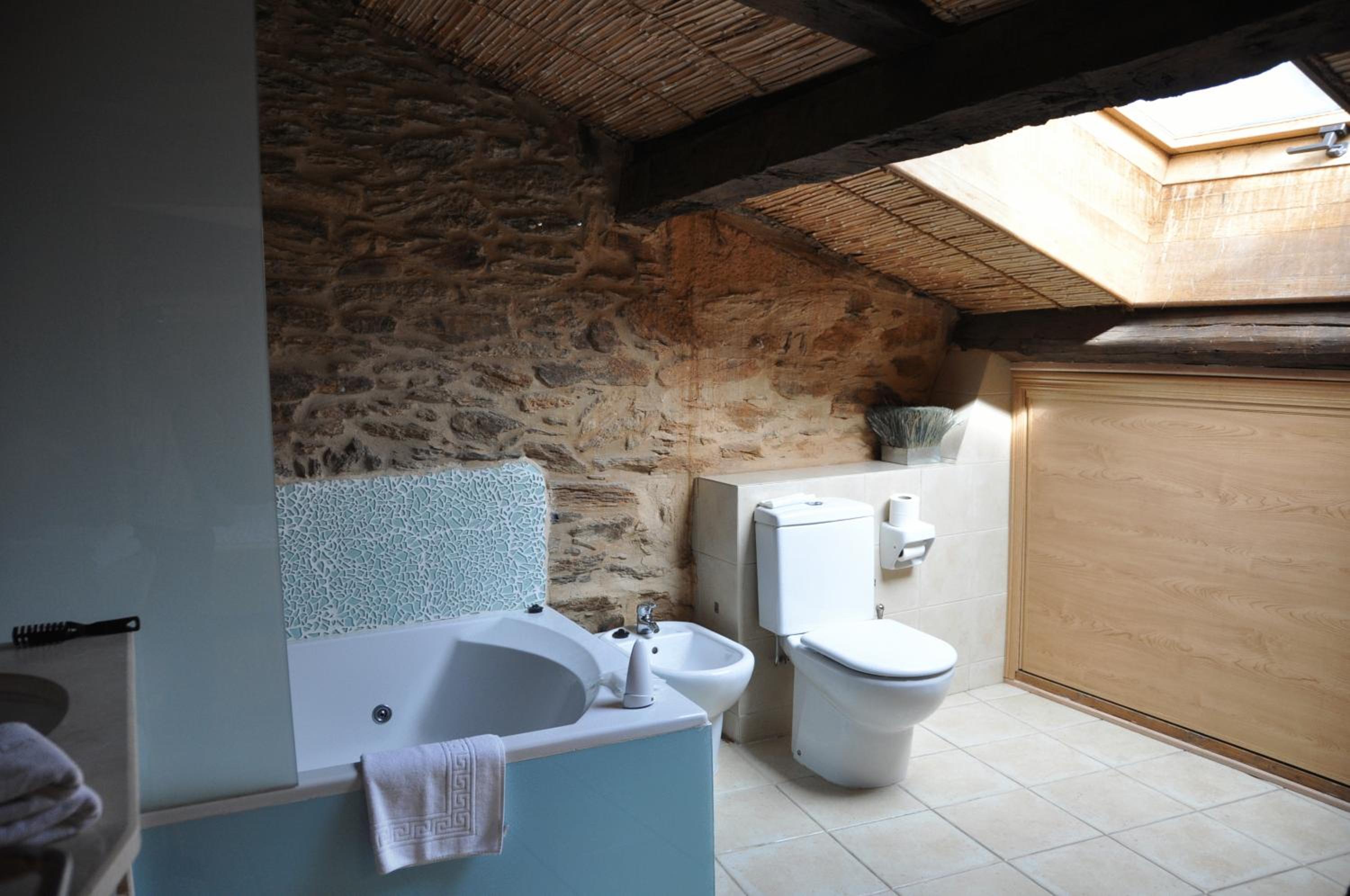 Deluxe Suite with Spa Bath - Photo 20