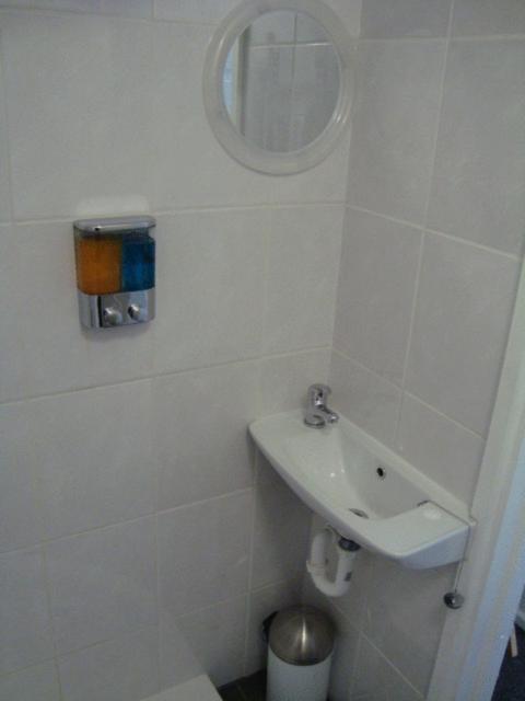 Twin Room with Private Bathroom photo 3