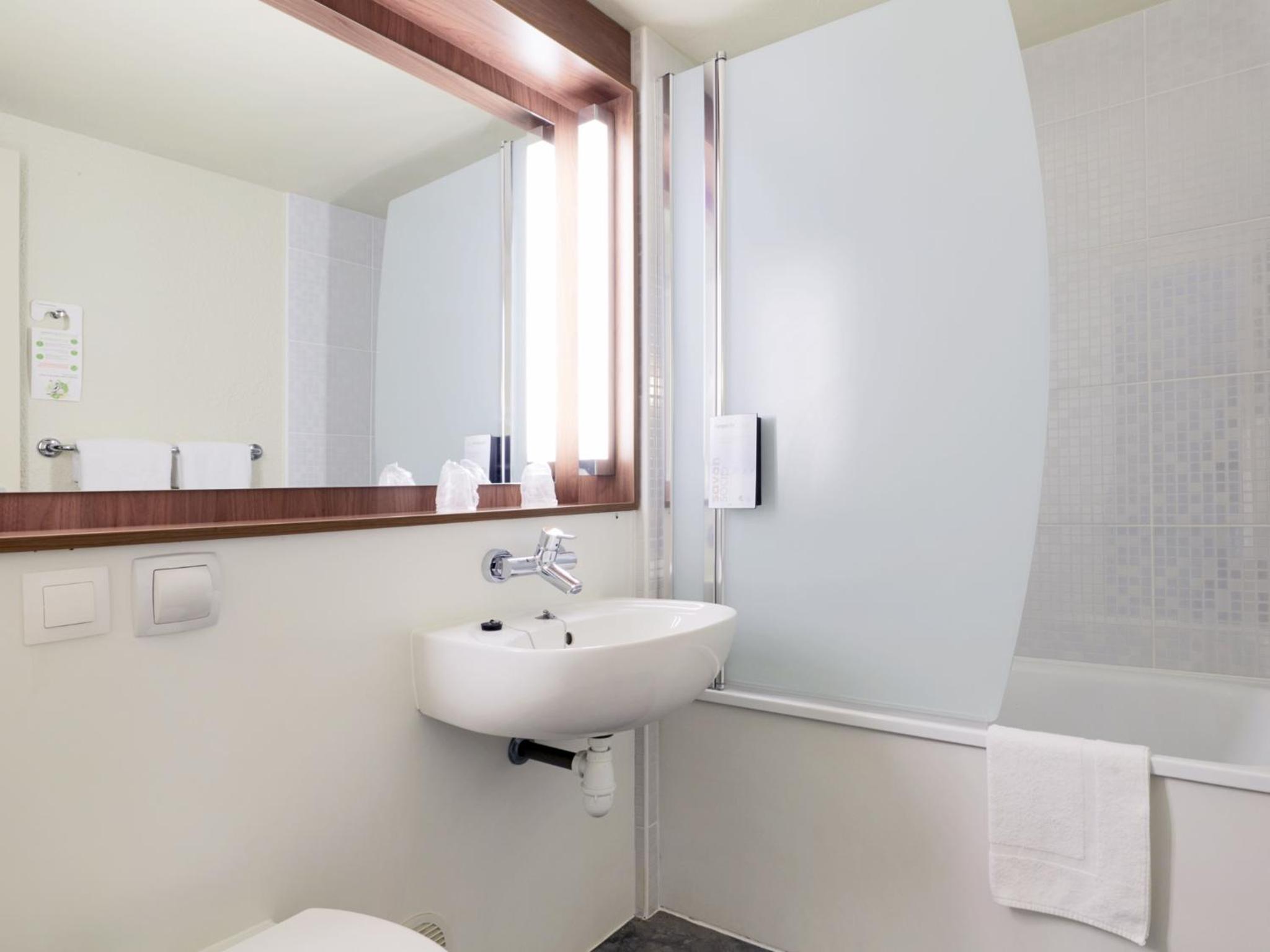 Standard Double Room - Photo 7
