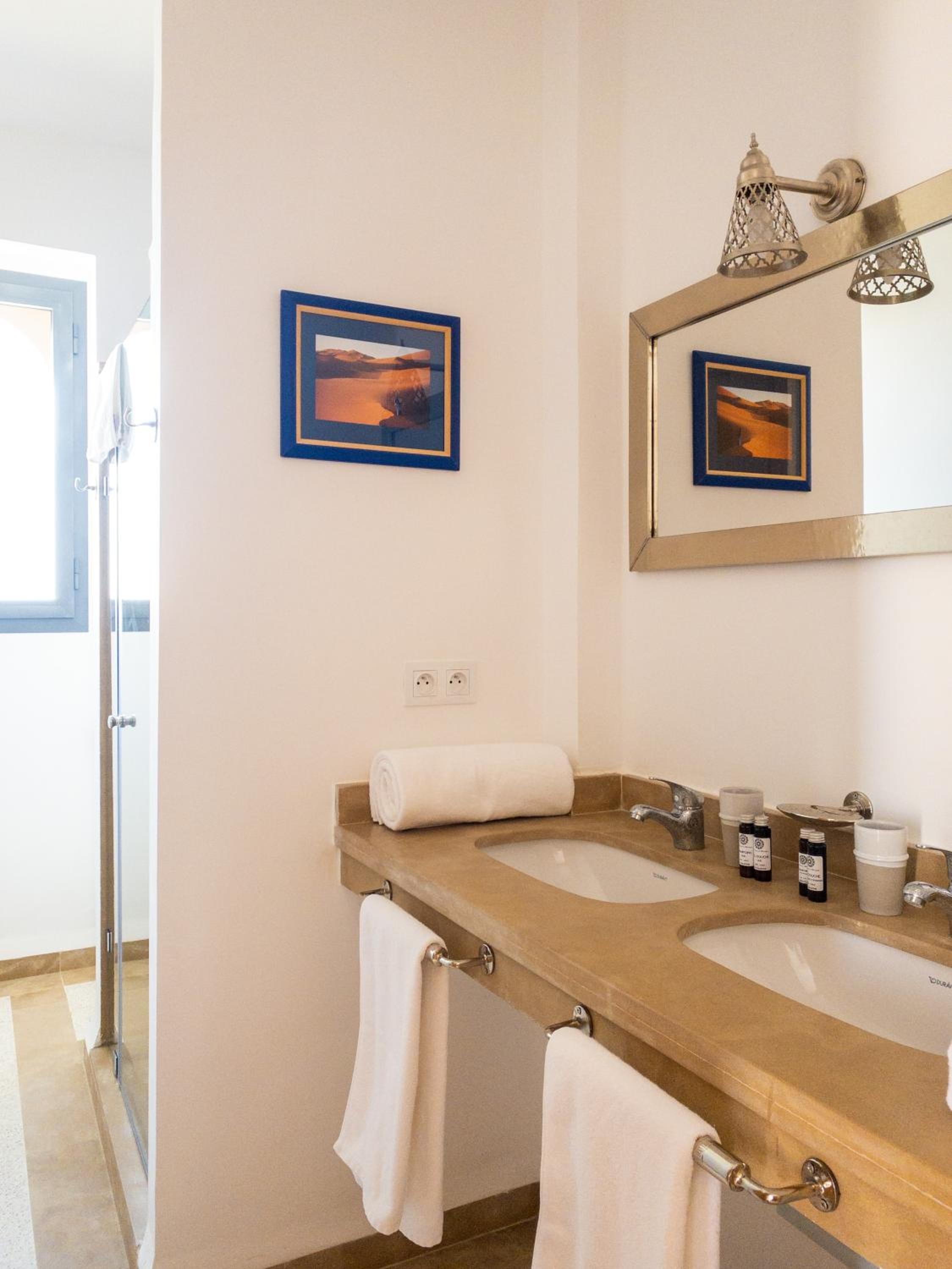 Double or Twin Room - Photo 5