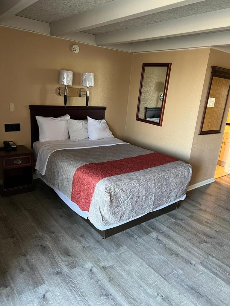 Standard Queen Room
