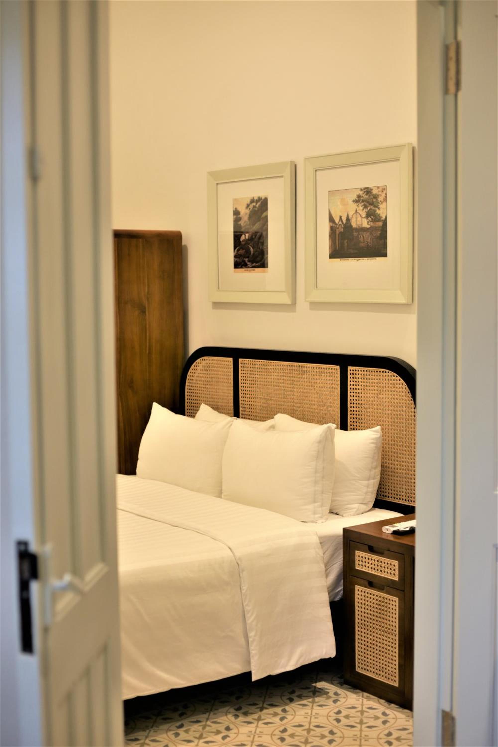 Deluxe Double Room (2 Adults + 1 Child) - Photo 7