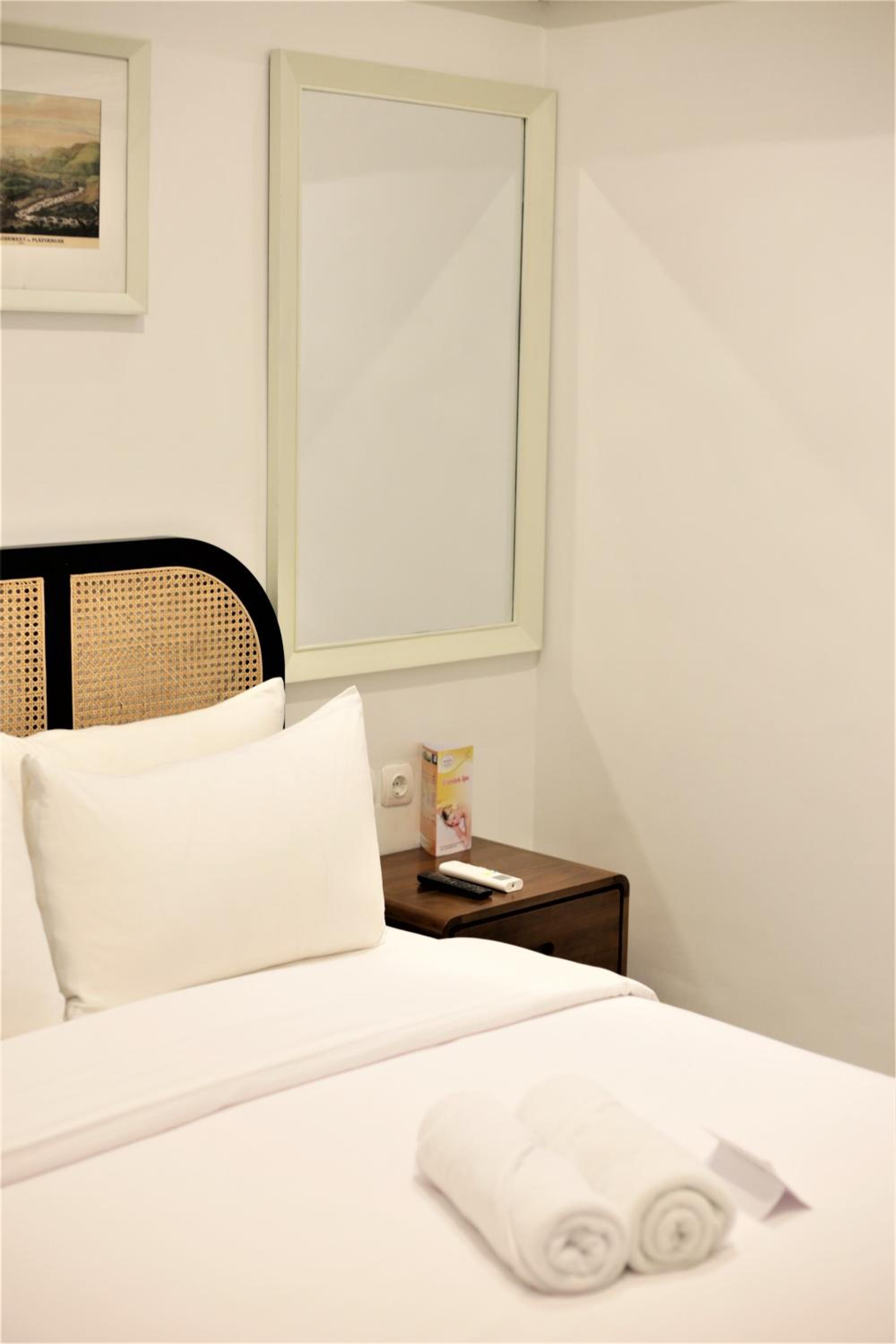 Deluxe Double Room (2 Adults + 1 Child) - Photo 5
