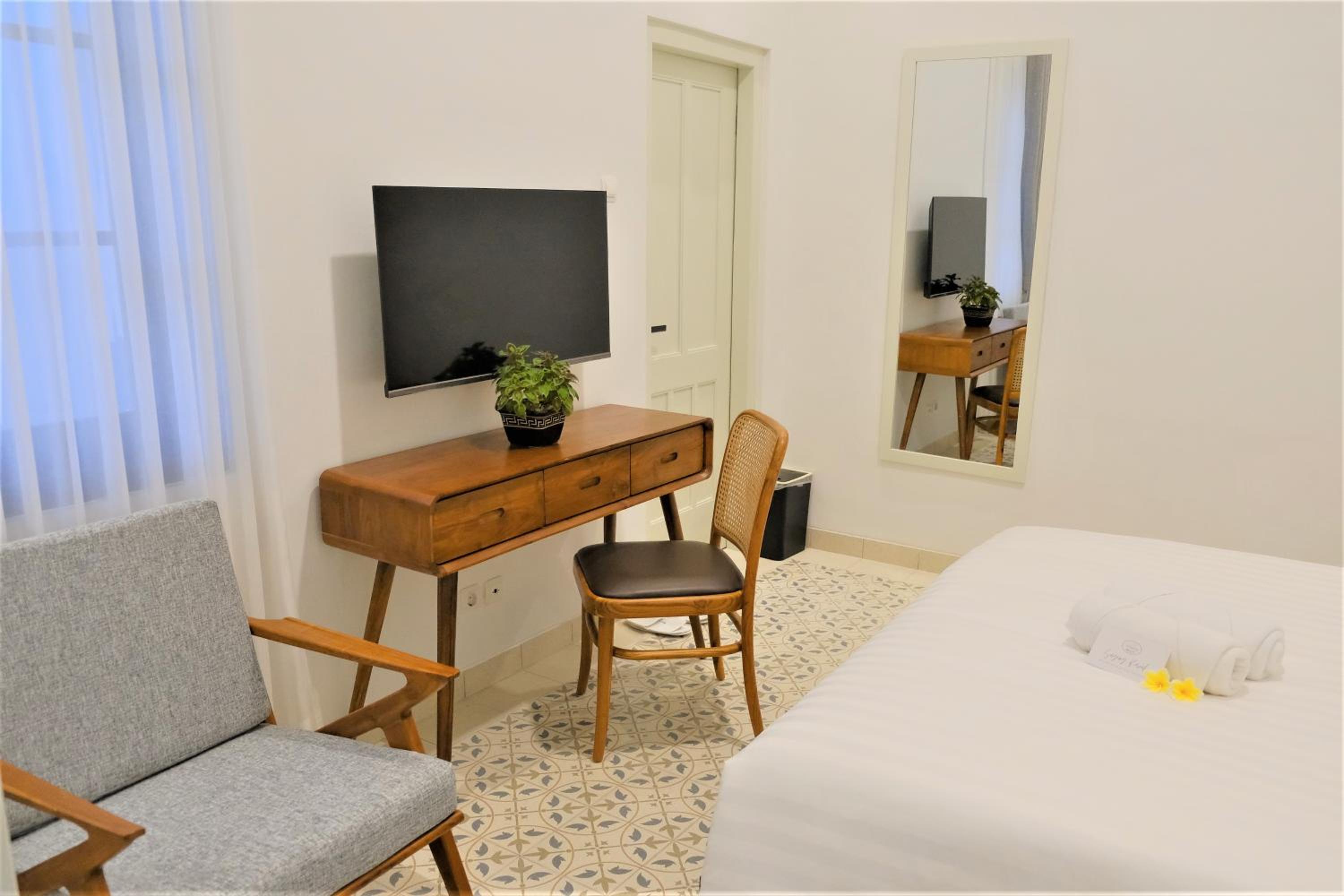 Deluxe Double Room (2 Adults + 1 Child) - Photo 11