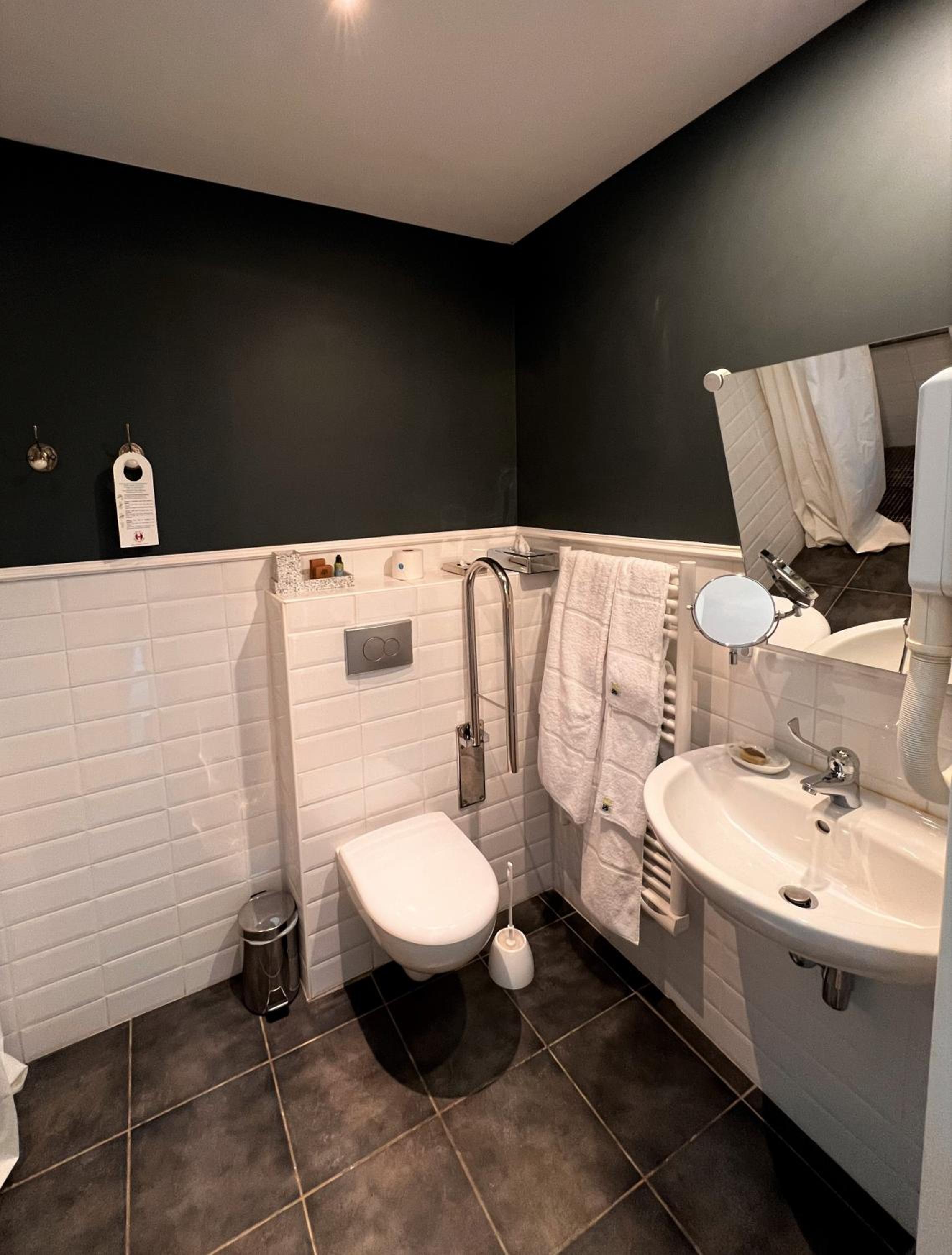 Deluxe Double Room - Photo 10