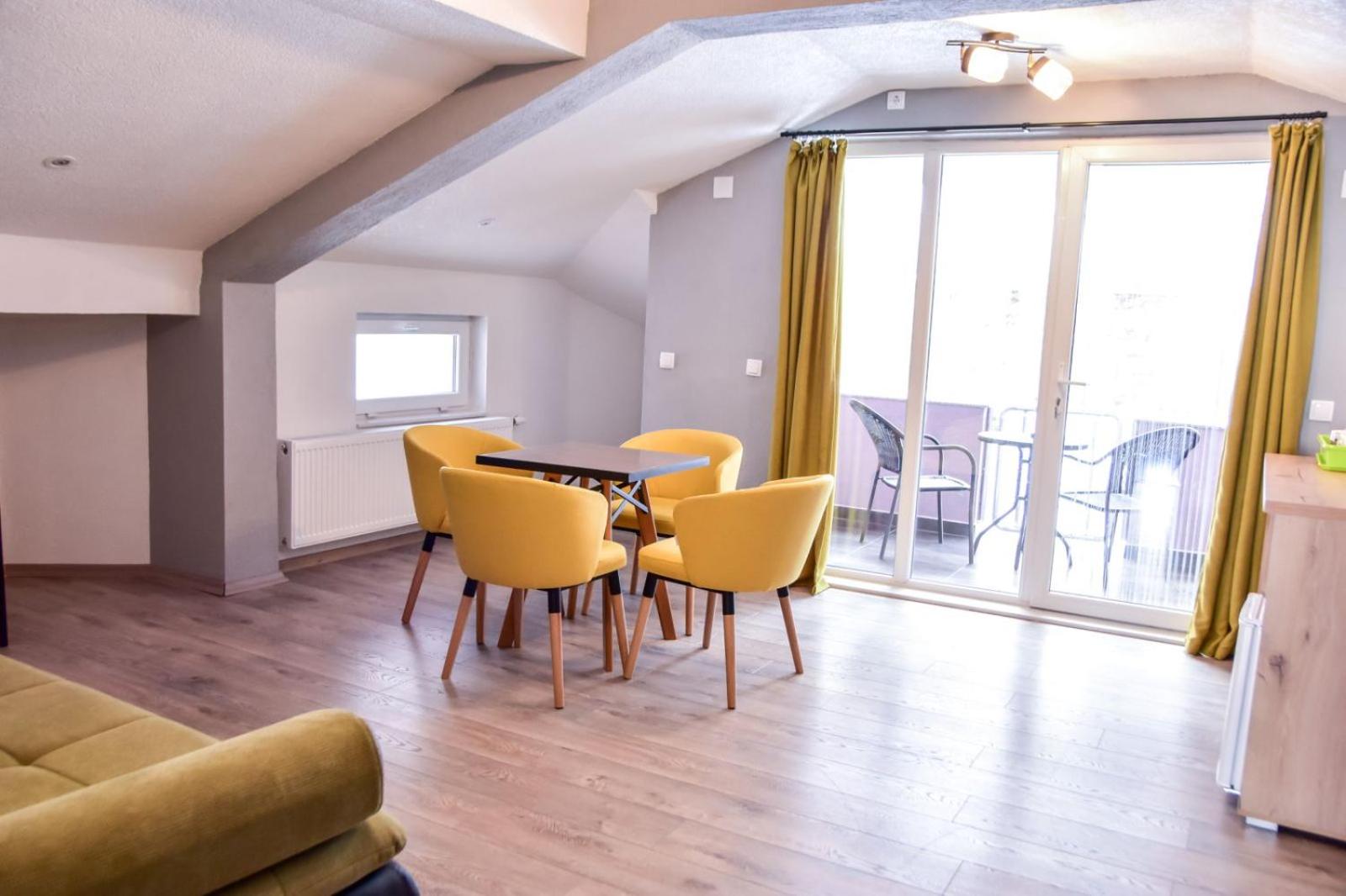 Apartment with Mountain View