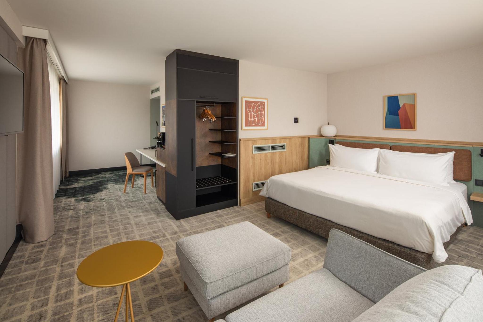 King Bed Junior Suite with Seating Area photo 3