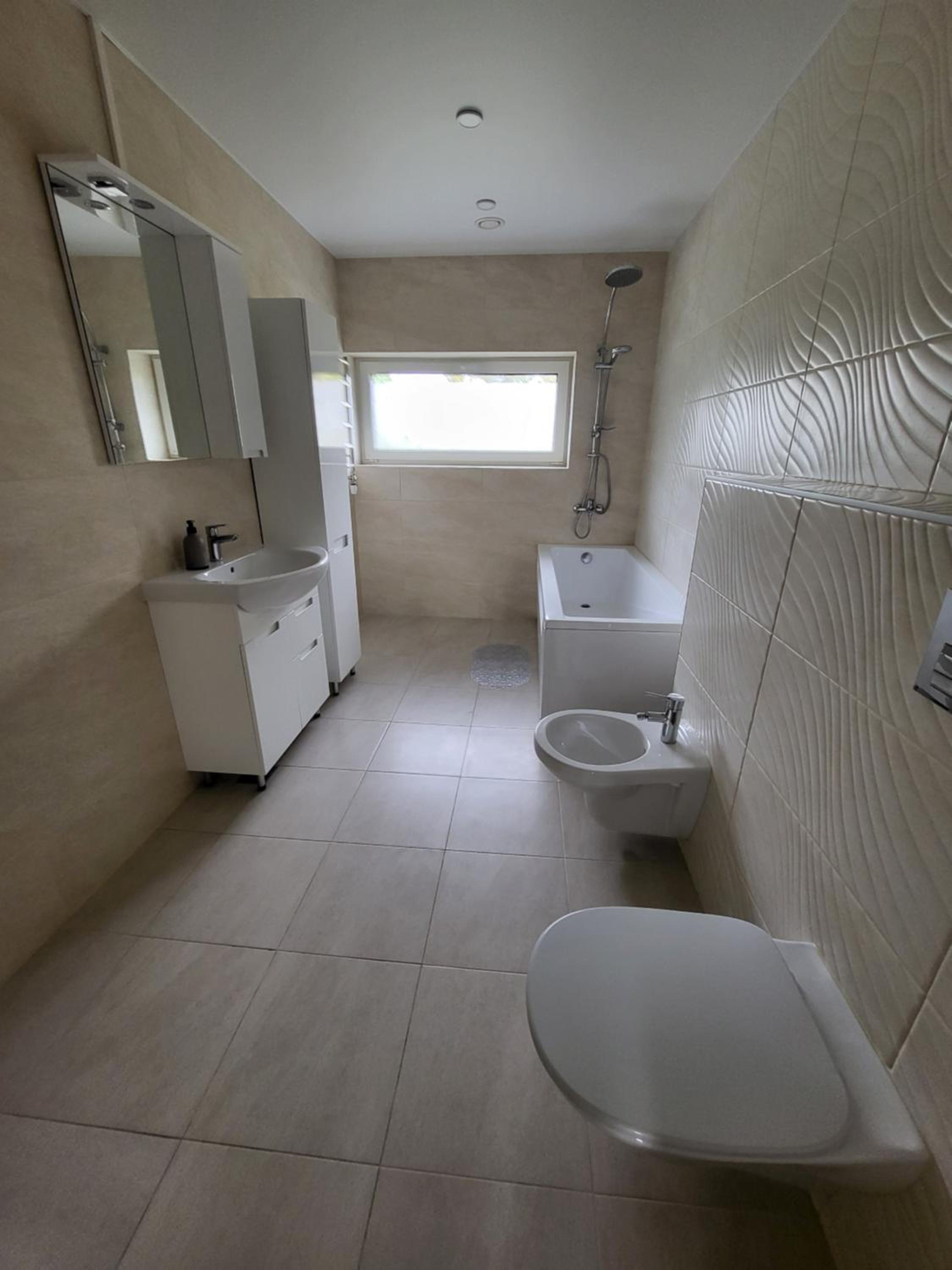 Five-Bedroom House photo 2