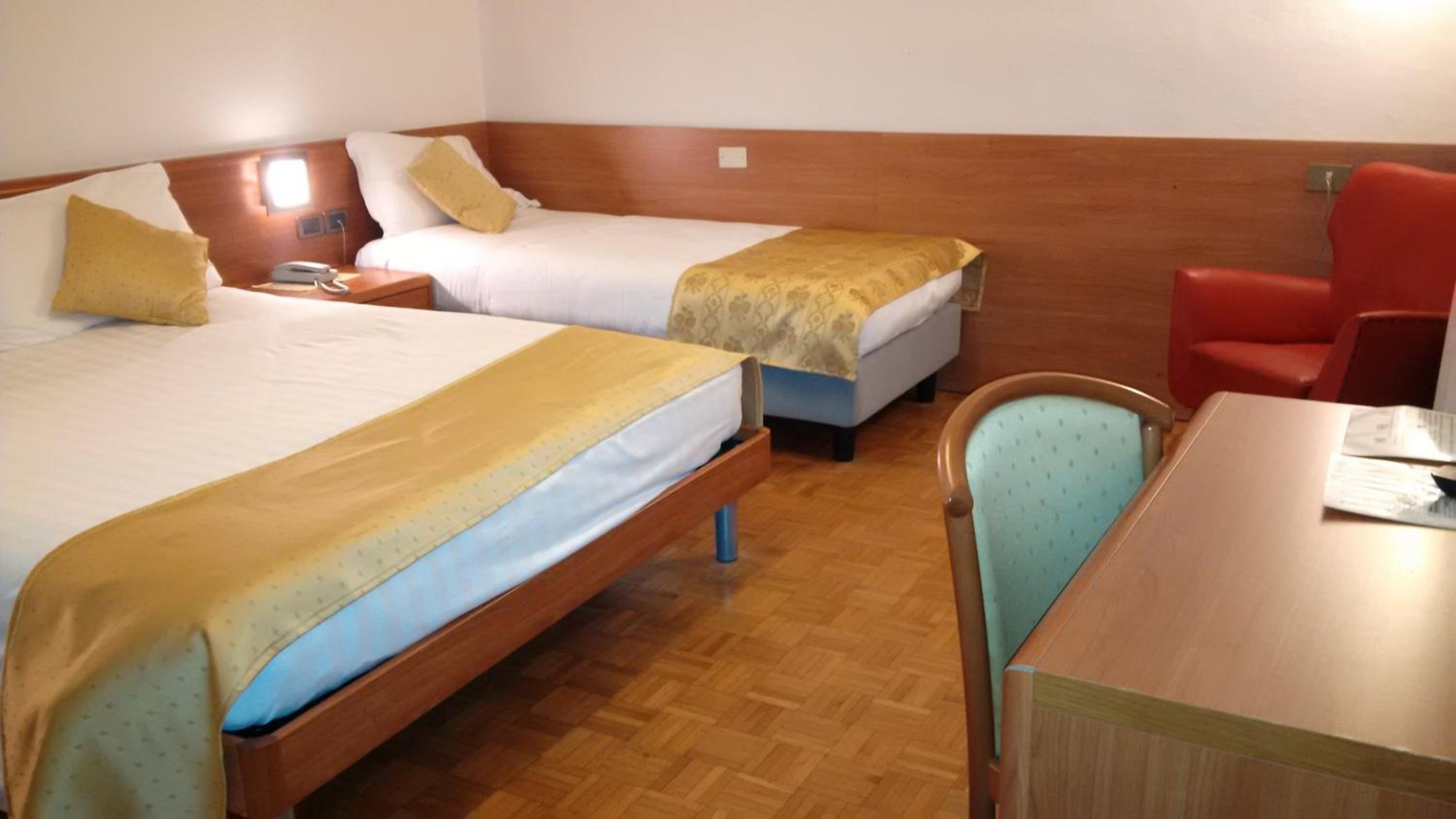 Standard Quadruple Room - Photo 6