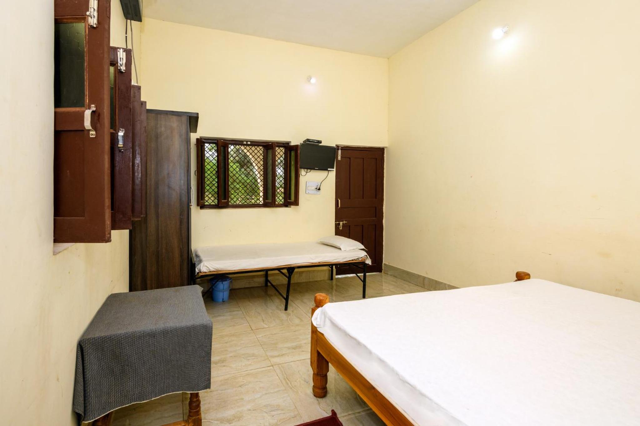 Double Room with Private Bathroom - Photo 2