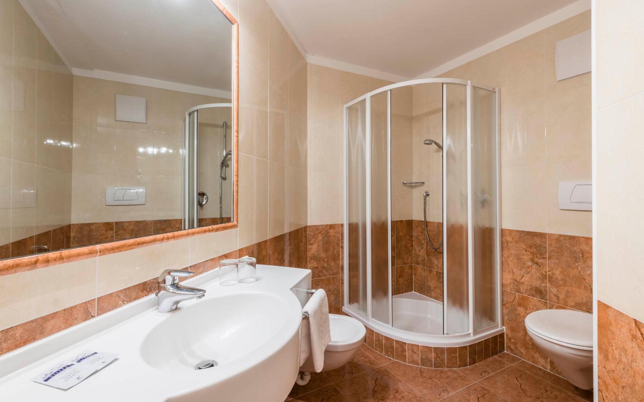 Double Room with Balcony - Photo 3