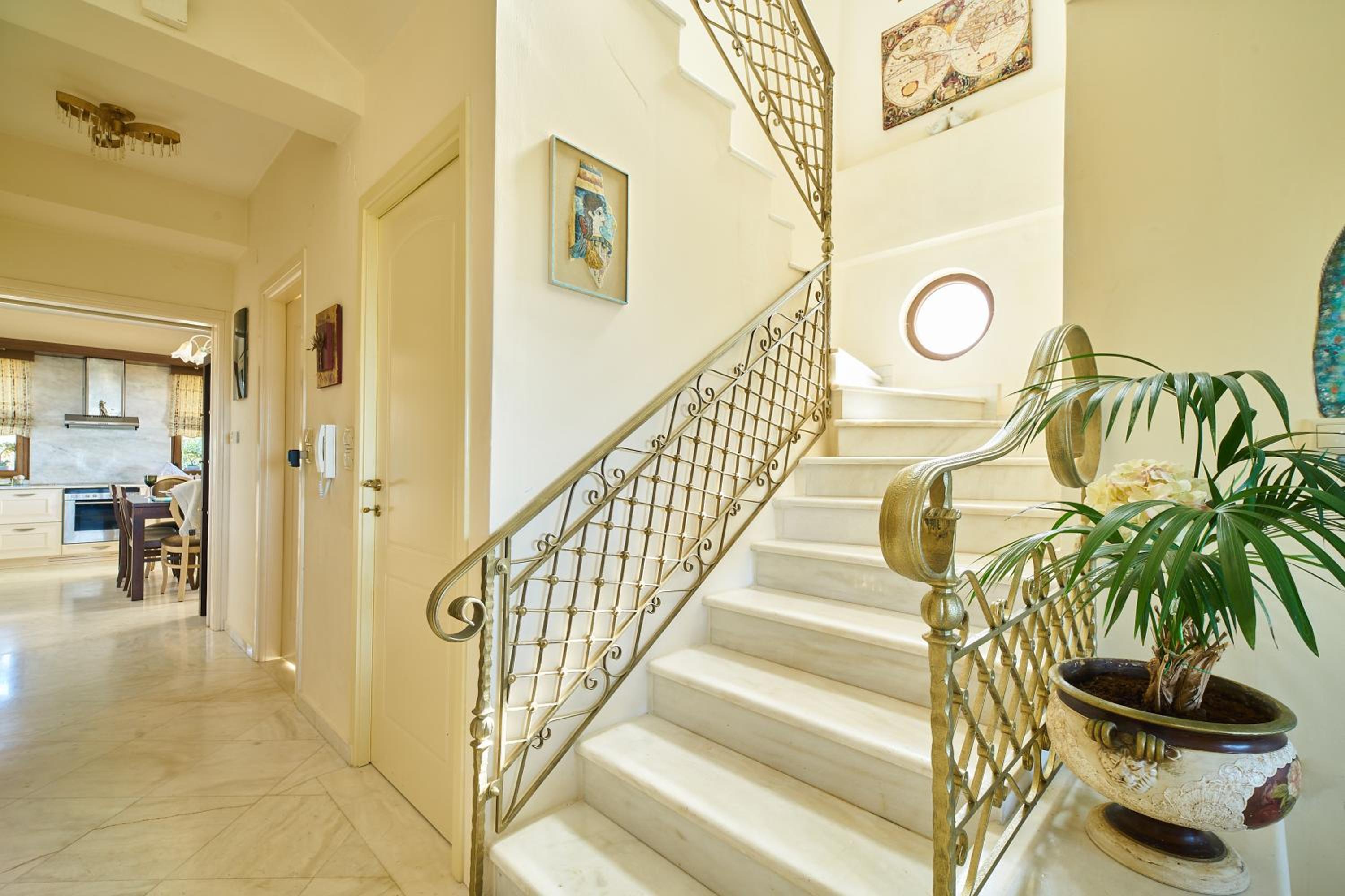 Five-Bedroom House photo 1