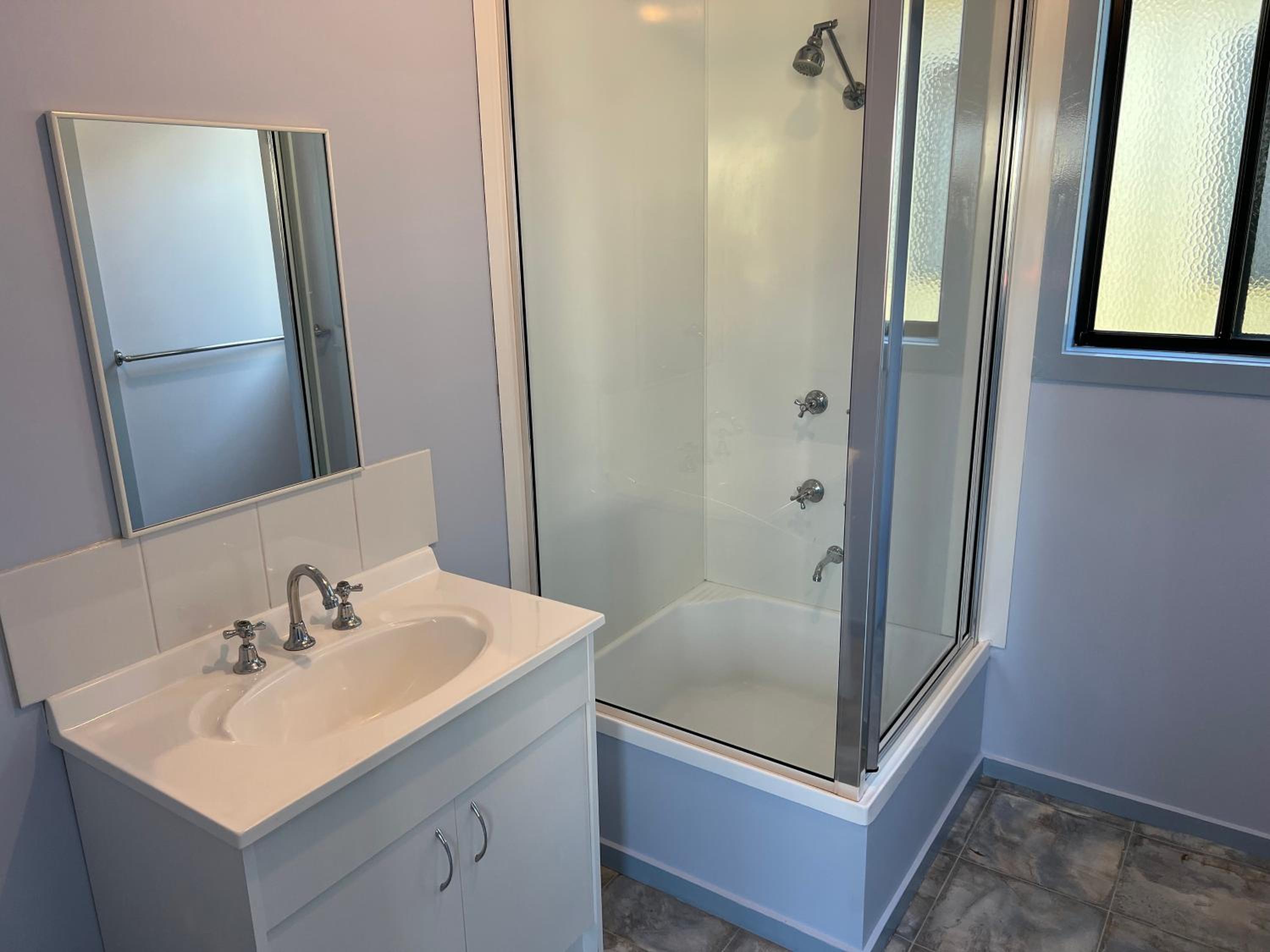 Large - Self Contained Two Bedroom Family Cabin - Photo 7