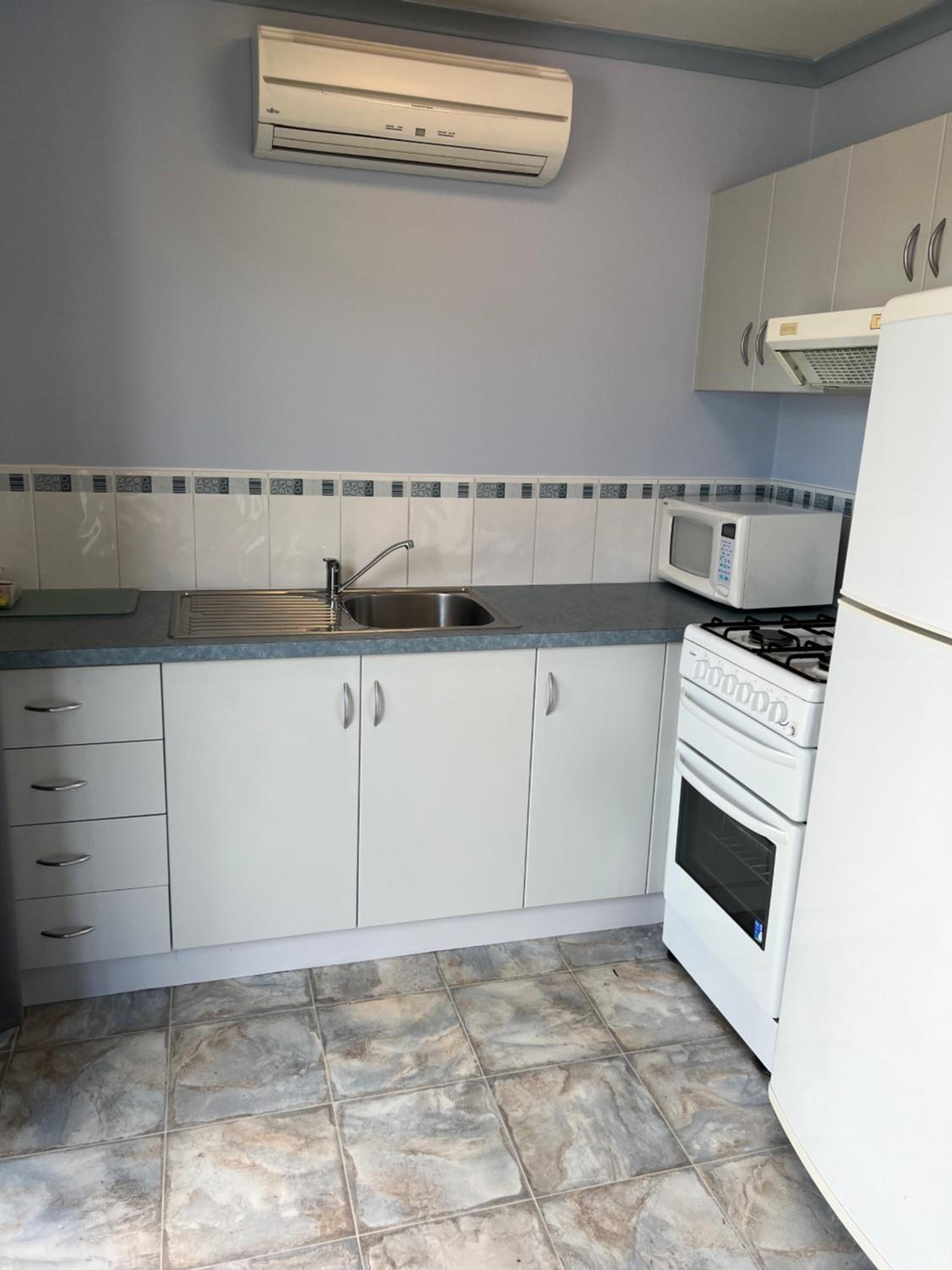 Large - Self Contained Two Bedroom Family Cabin - Photo 14