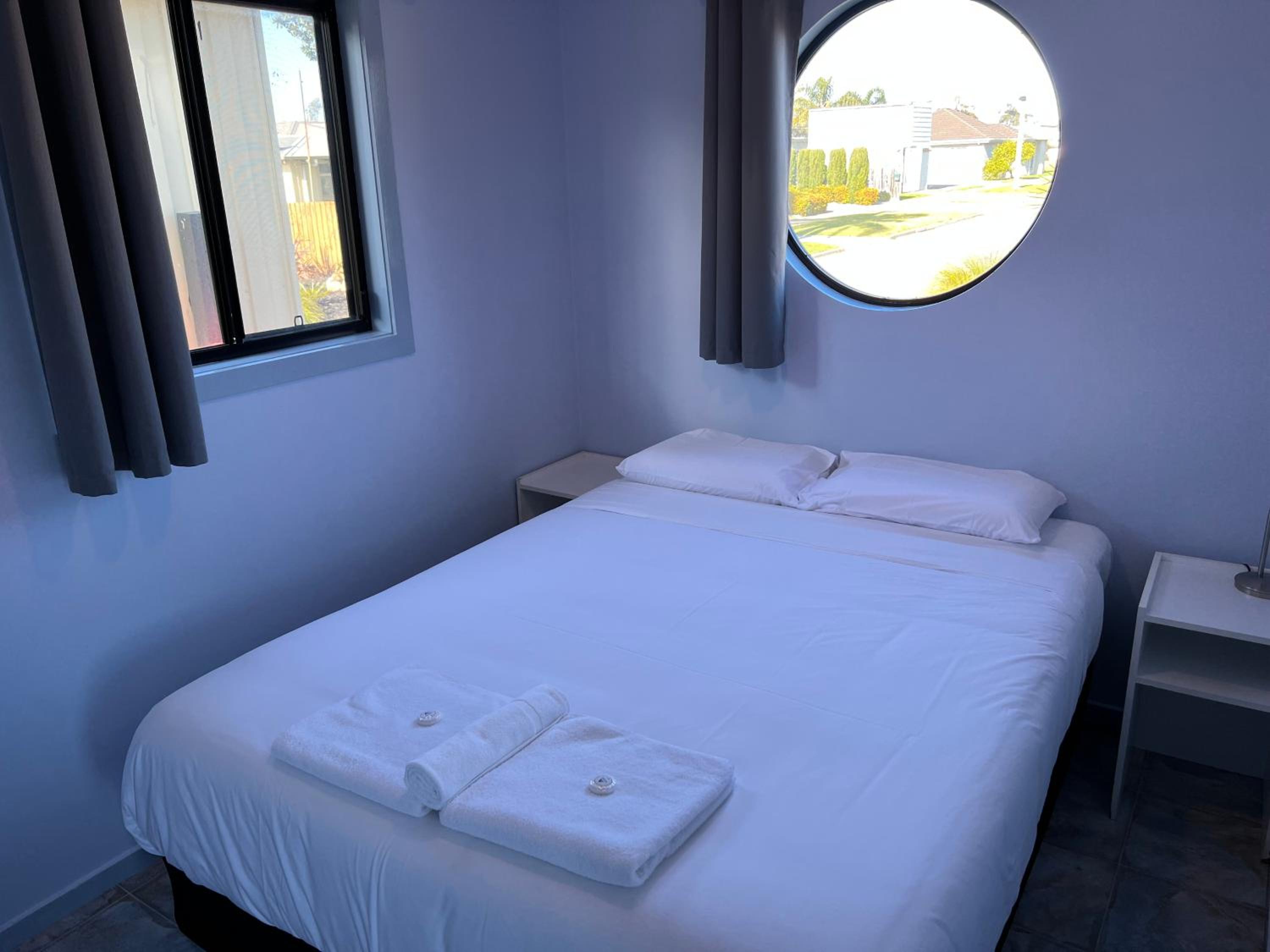 Large - Self Contained Two Bedroom Family Cabin - Photo 1