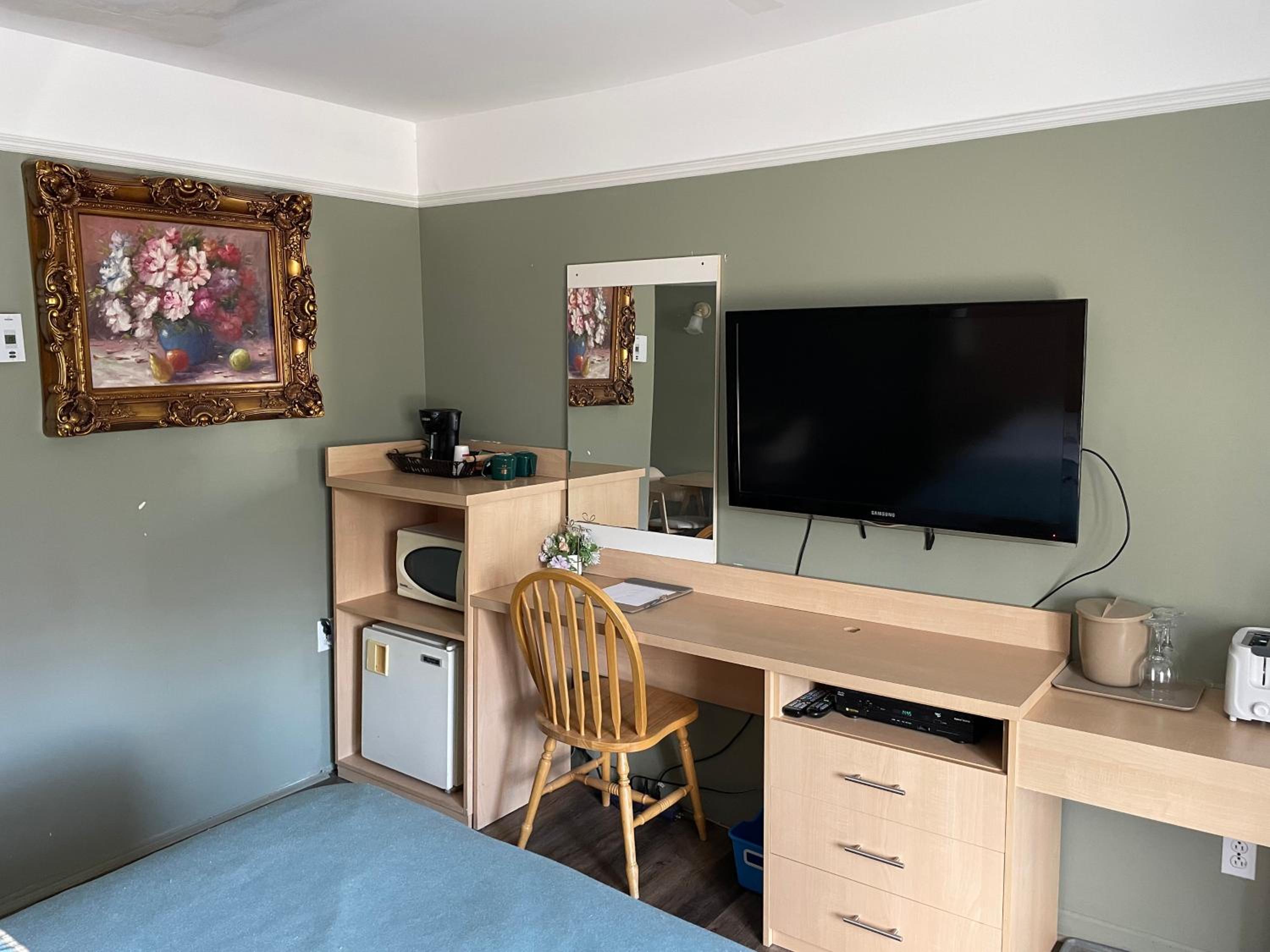 Queen Room photo 2