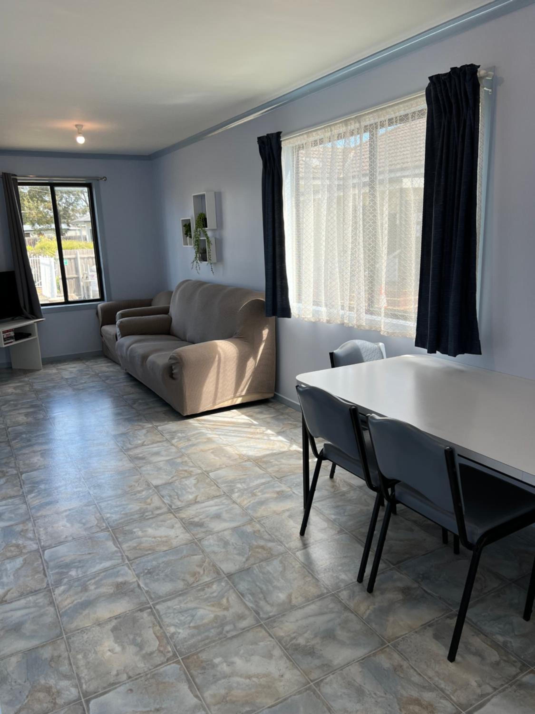 Large - Self Contained Two Bedroom Family Cabin - Photo 12