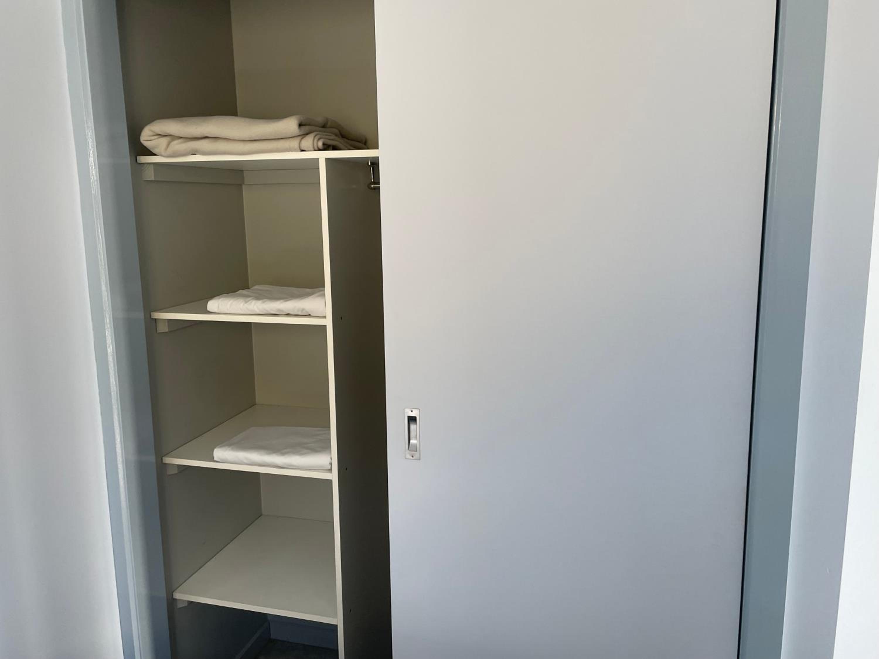 Large - Self Contained Two Bedroom Family Cabin - Photo 18