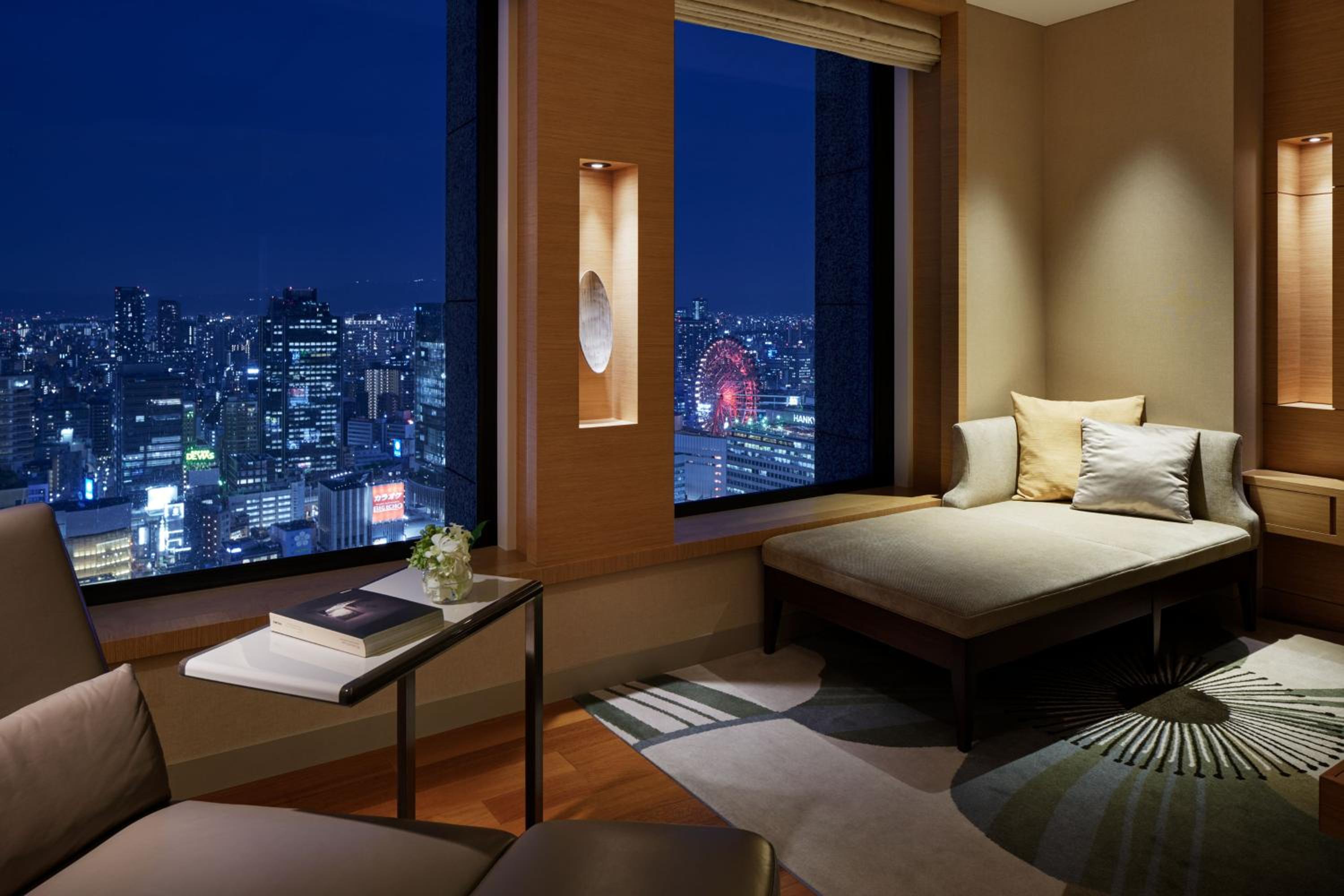 Premium King Room with City View - Photo 4