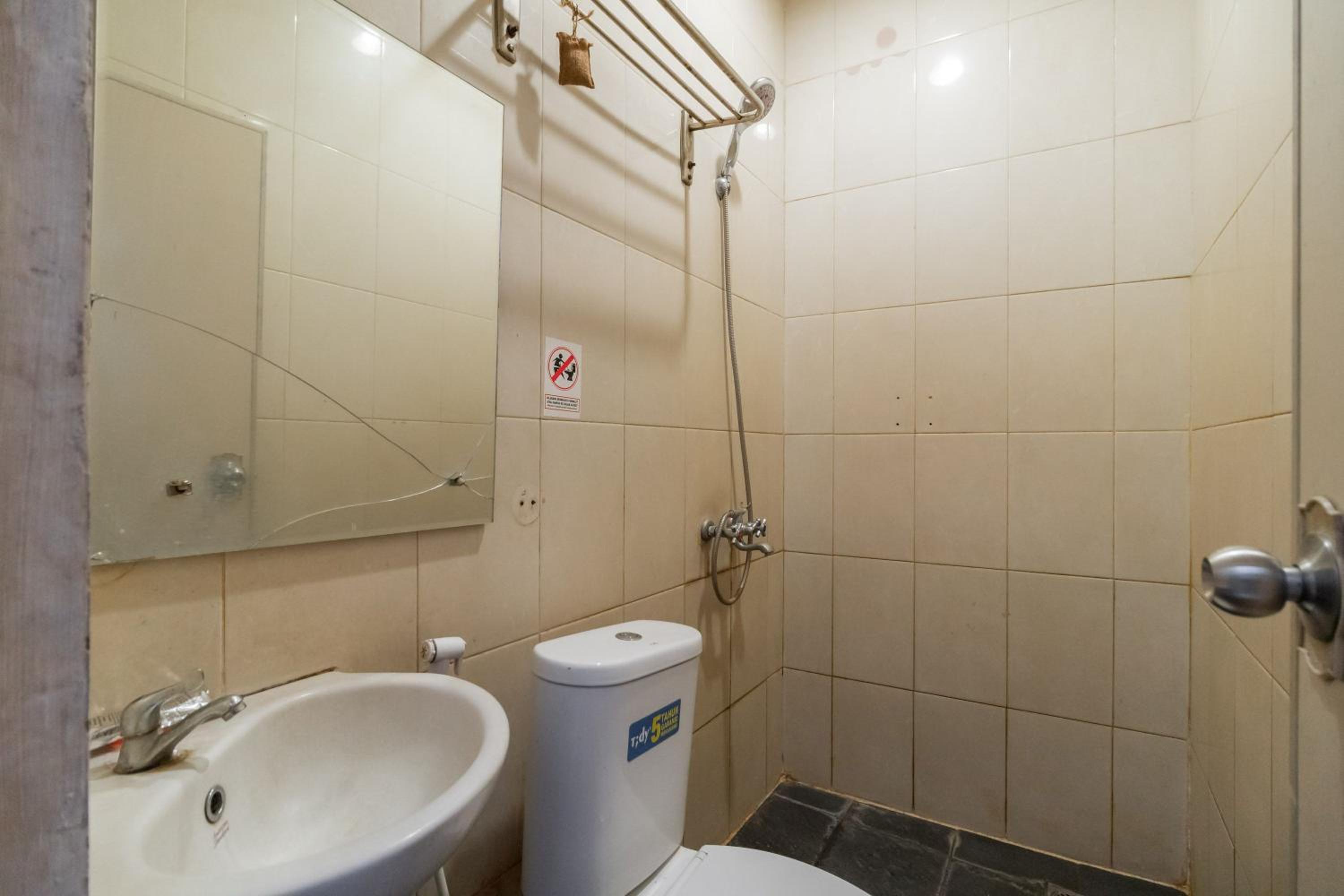 Standard Double Room - Photo 8