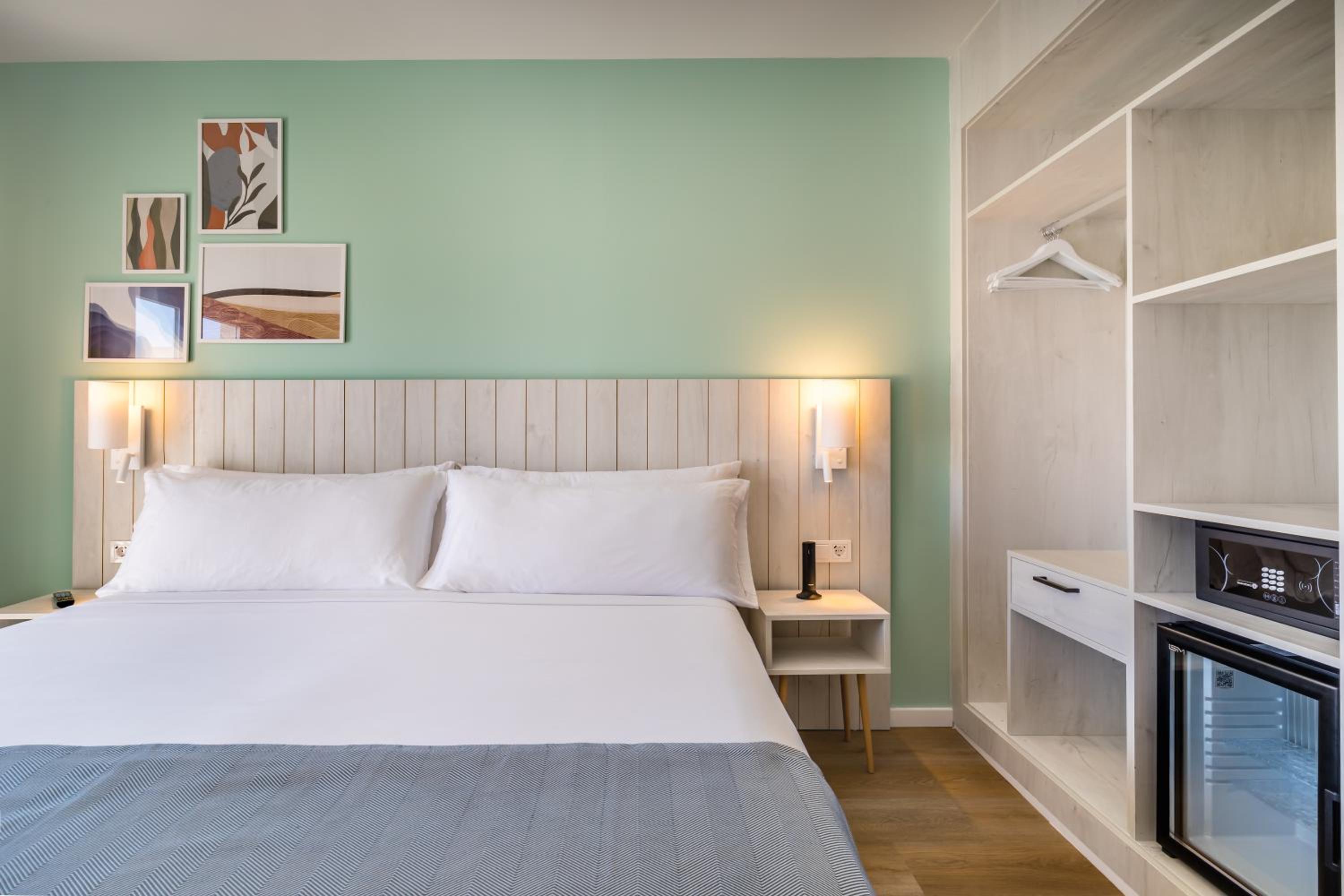 Superior Room (2 Adults + 1 Child) - Photo 4