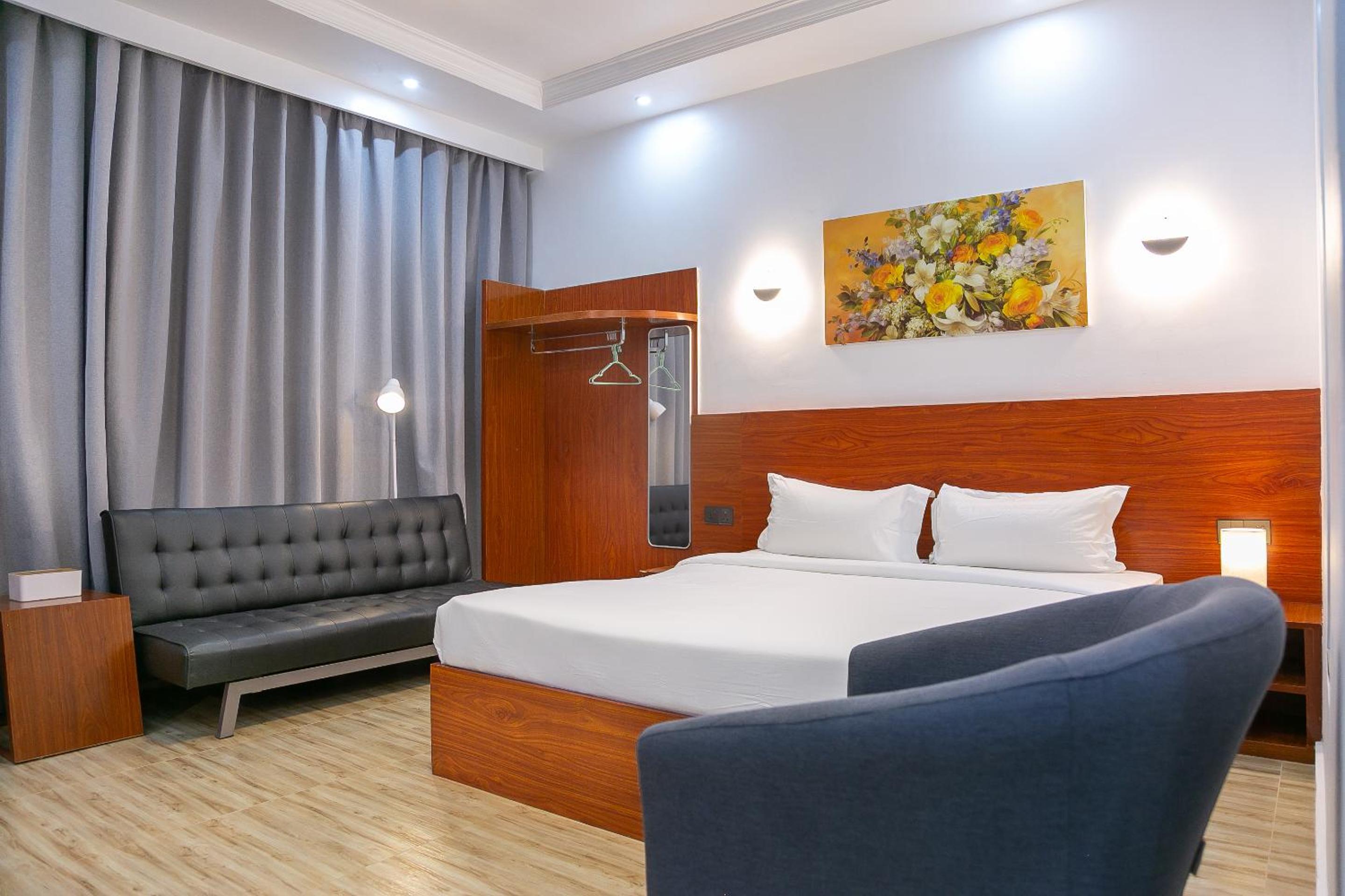 Deluxe Double Room with Balcony - Photo 8