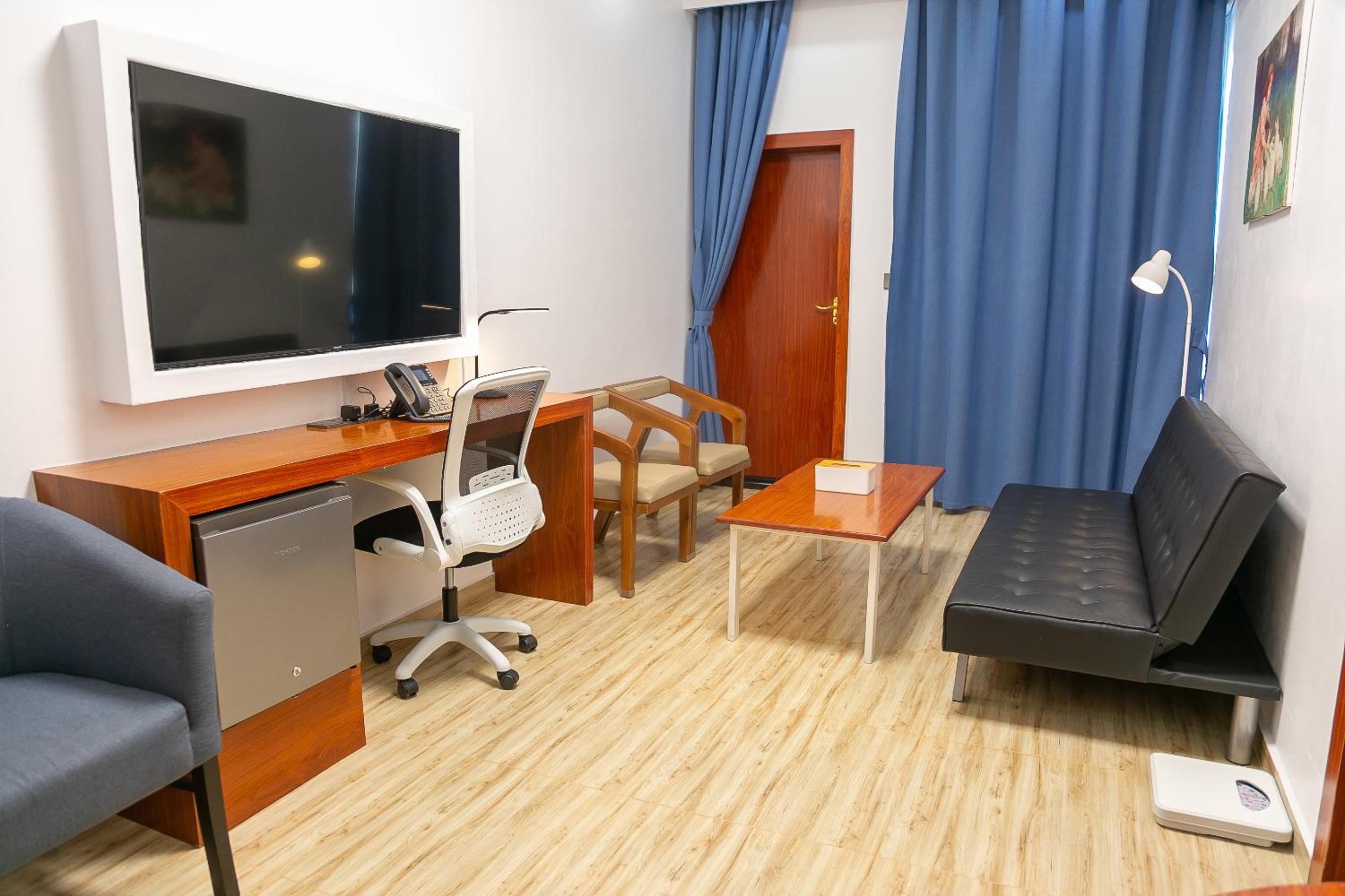 Junior Suite with Balcony - Photo 3