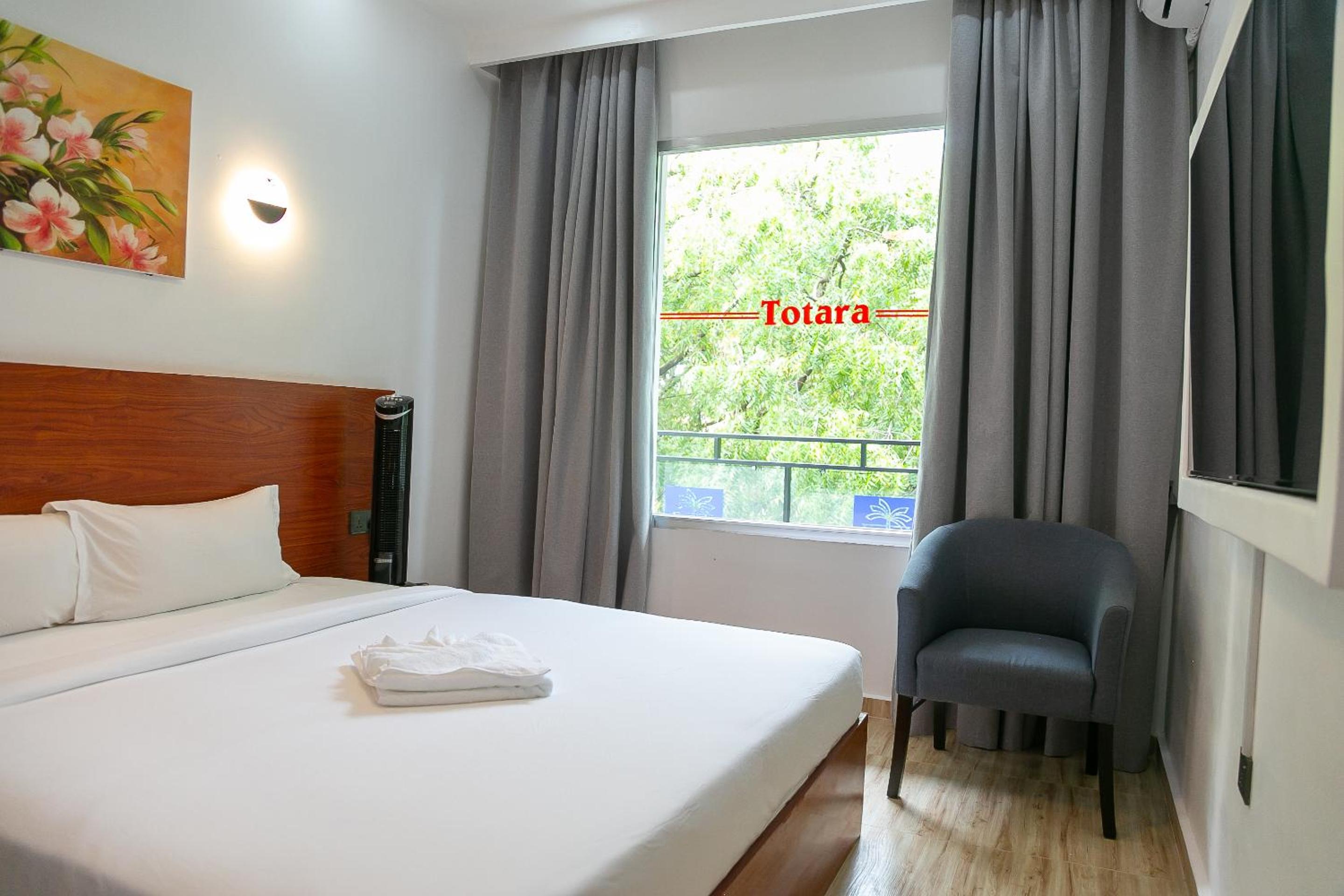 Deluxe Double Room with Balcony - Photo 7