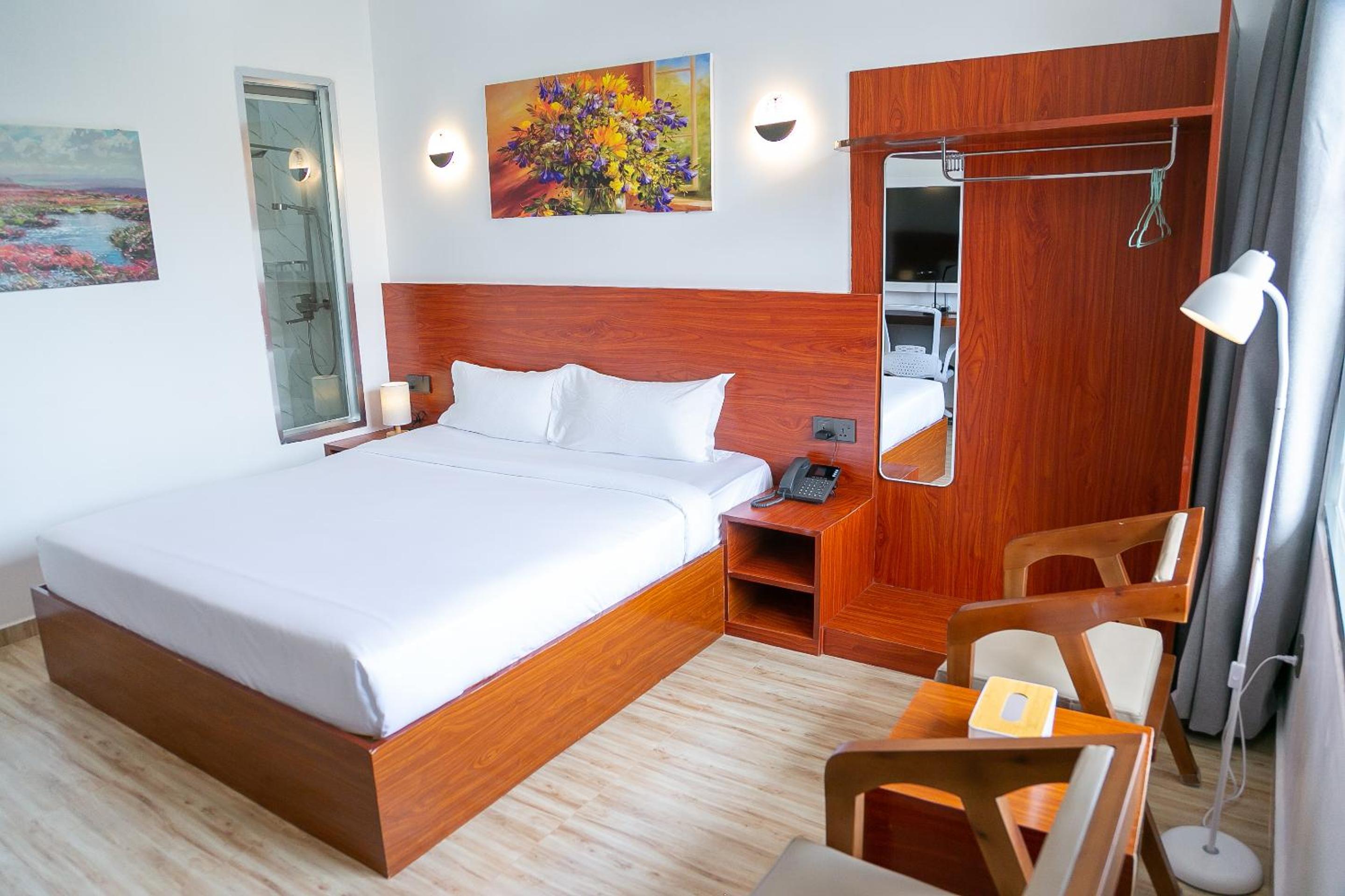 Deluxe Double Room with Balcony - Photo 5