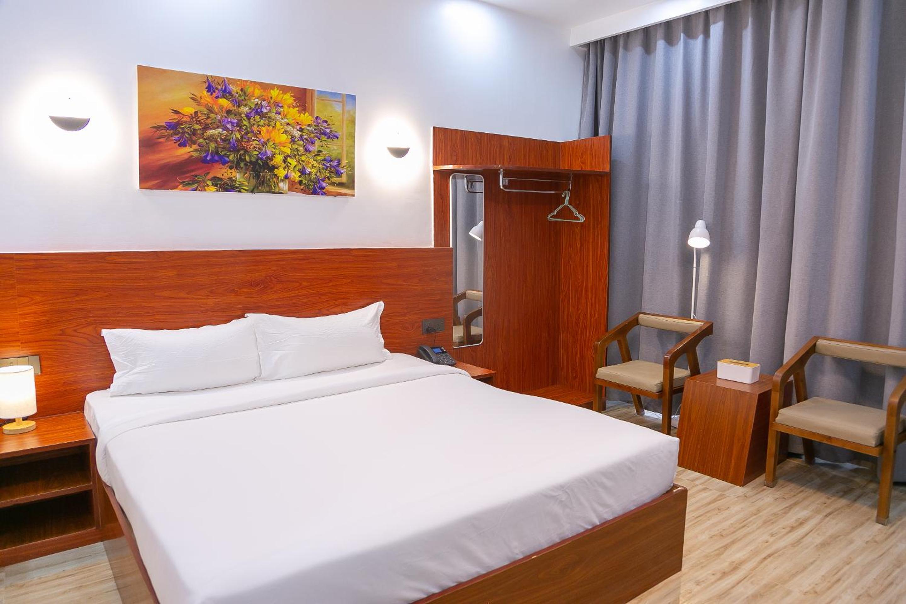Deluxe Double Room with Balcony - Photo 9
