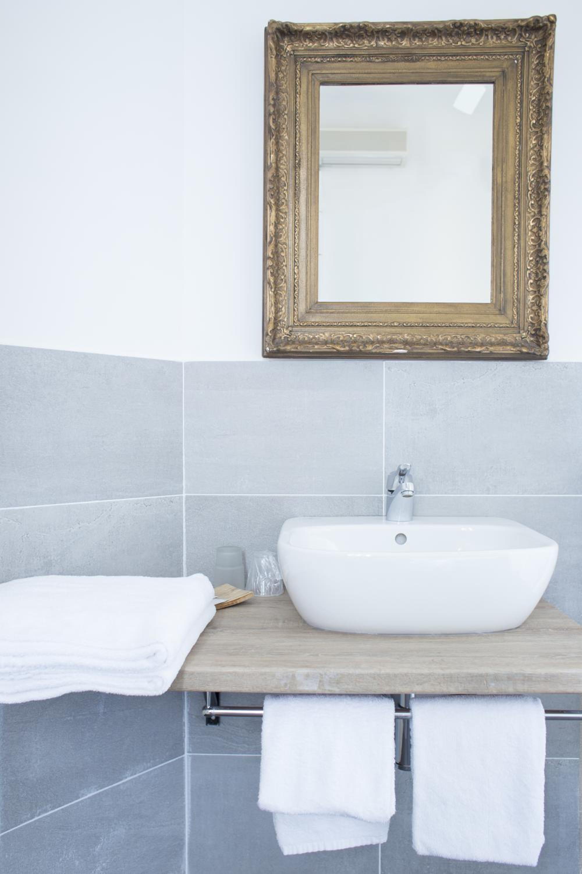 Single Room with Shared Bathroom photo 3