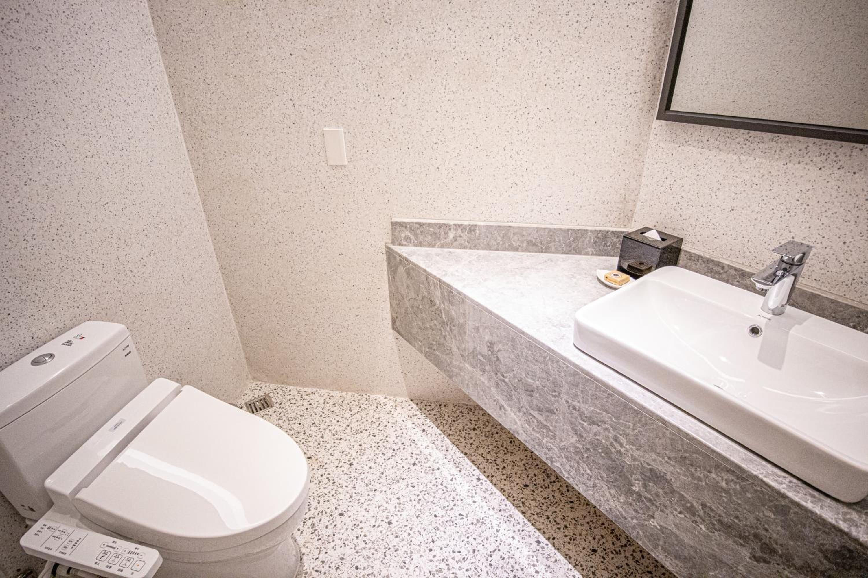 Suite with Lake View - Photo 8