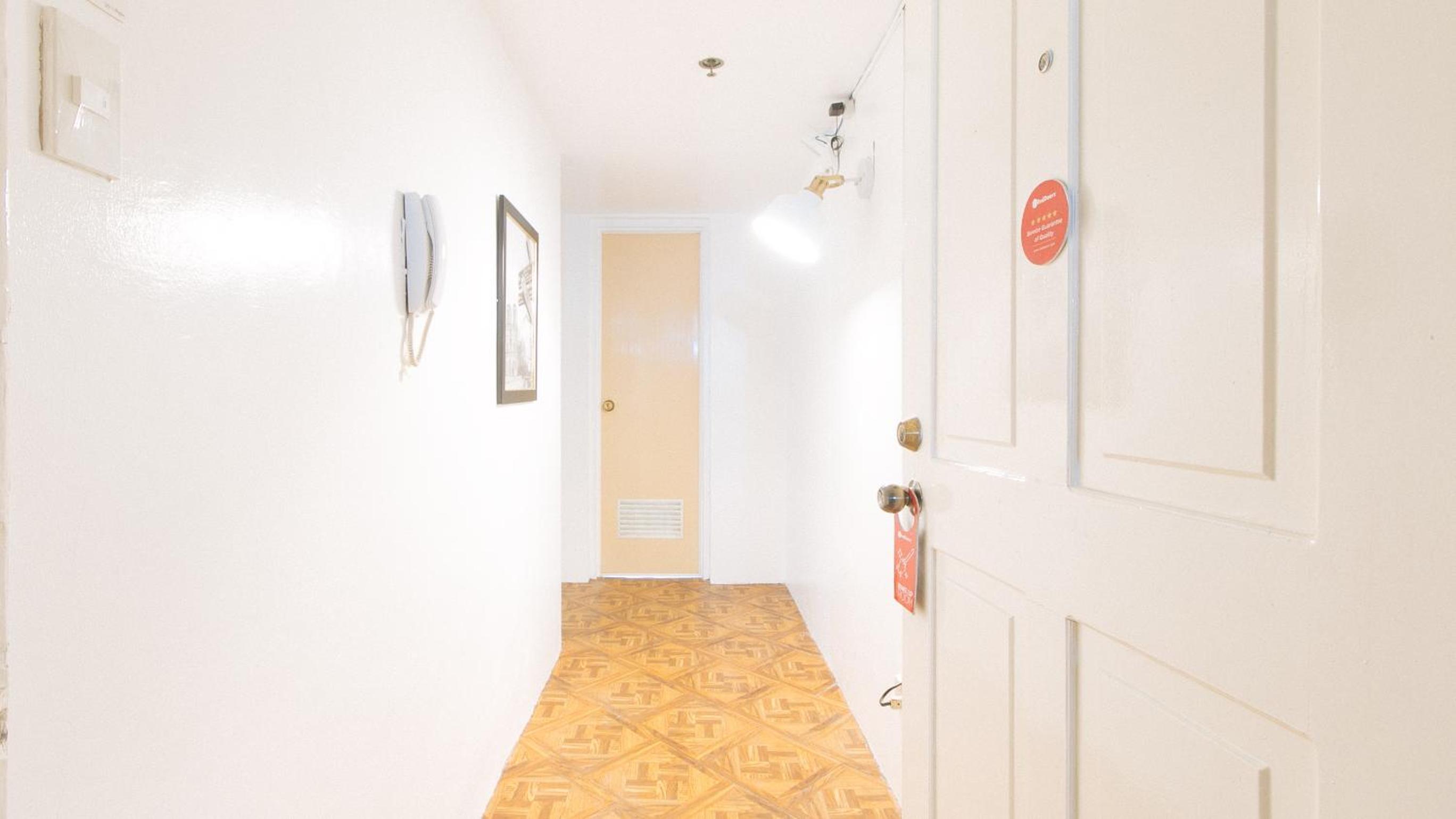 Queen Room - Photo 12