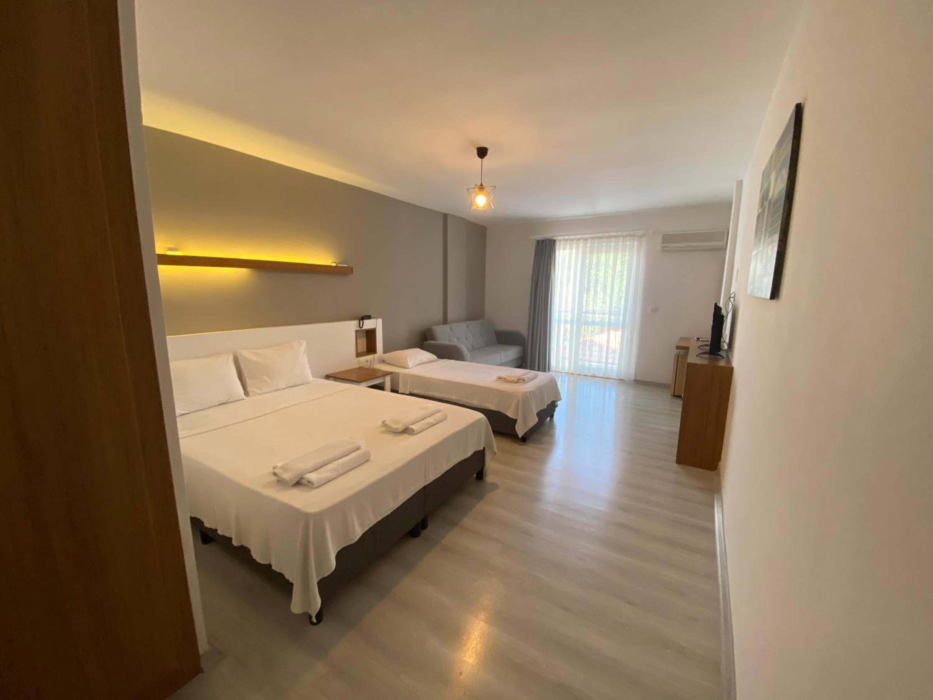 Triple Room with Terrace photo 2