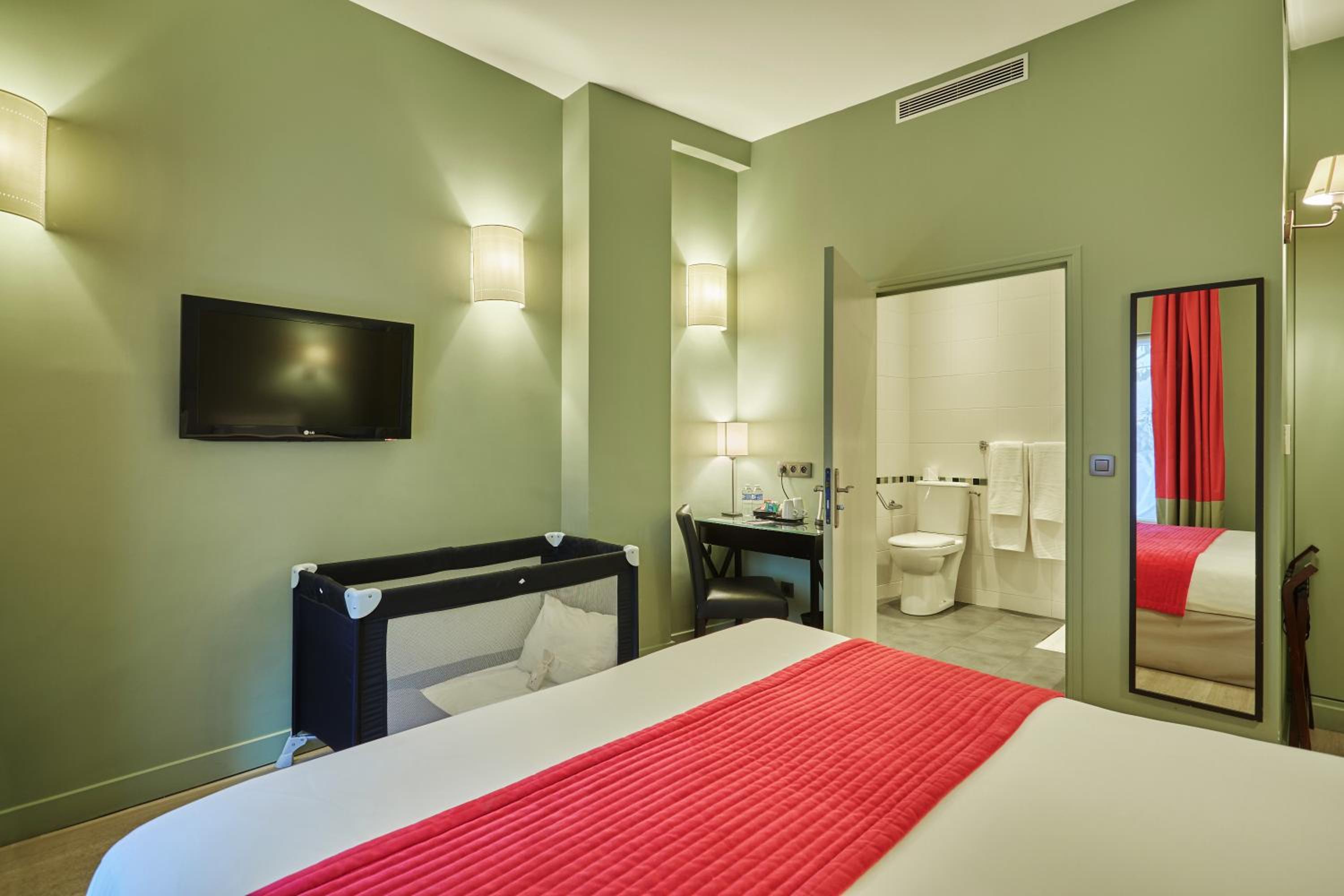 Two Adjacent Rooms photo 1