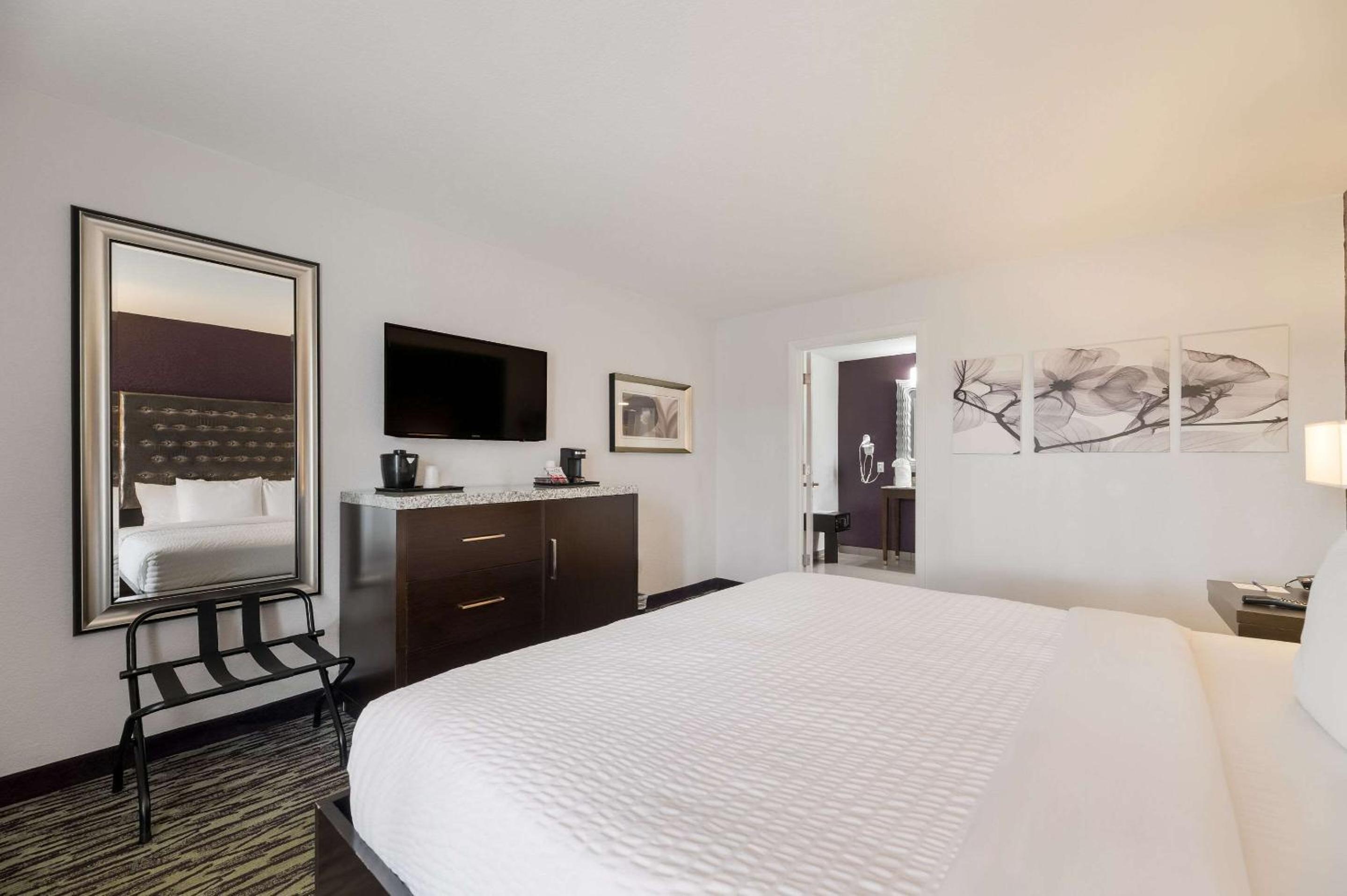 Queen Room - Accessible/Nonsmoking