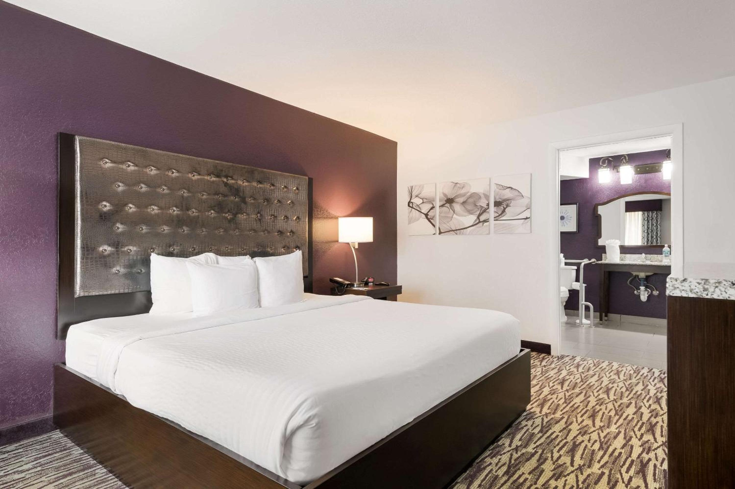 Queen Room - Accessible/Nonsmoking