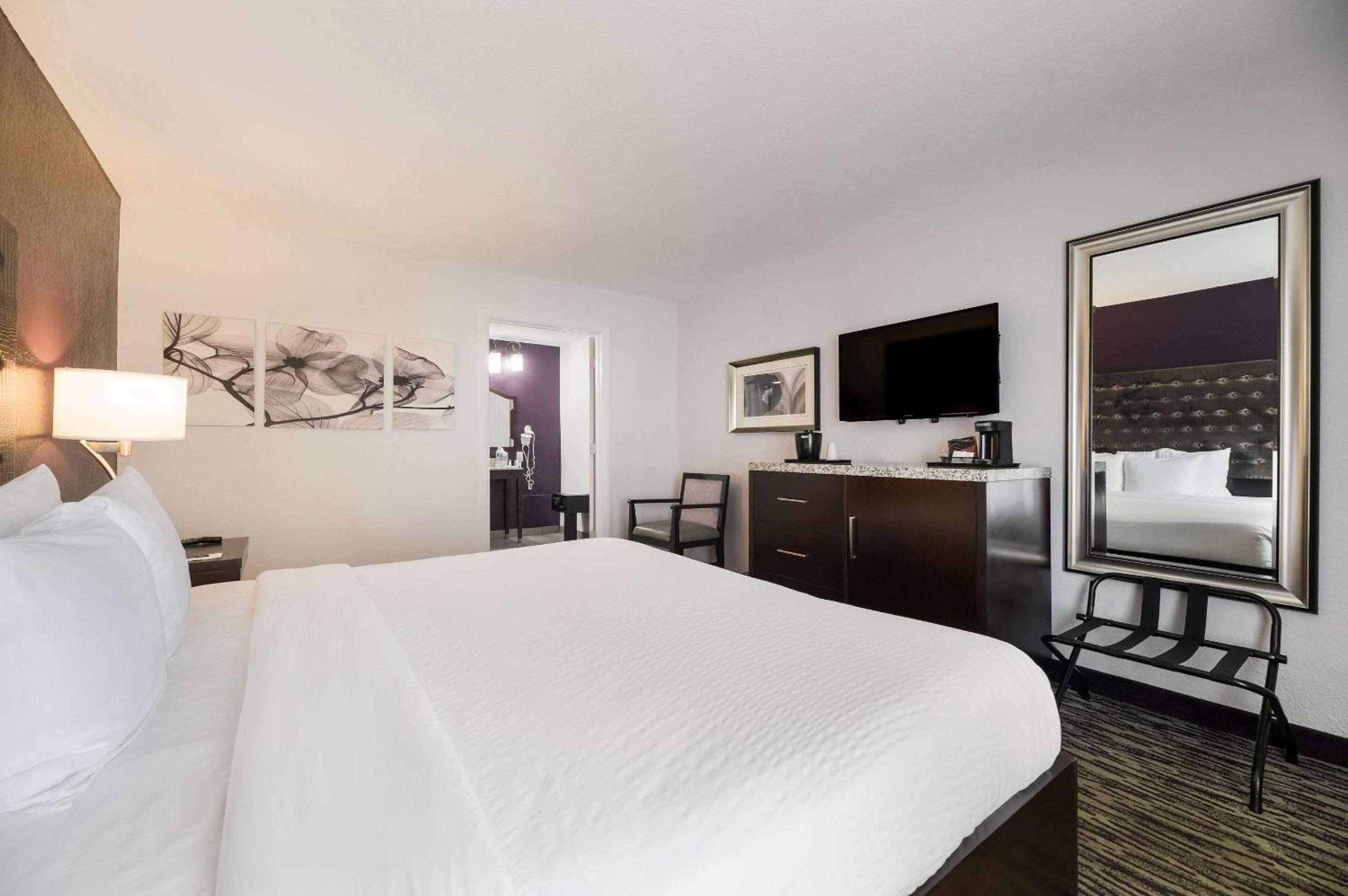King Room - Disability Access (No Resort Fee) thumbnail 6