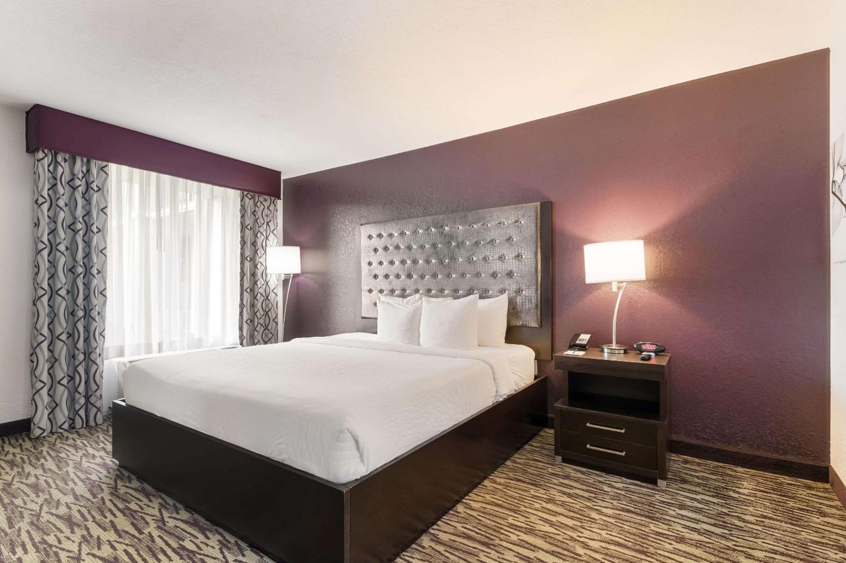 Queen Room - Accessible/Nonsmoking thumbnail 5