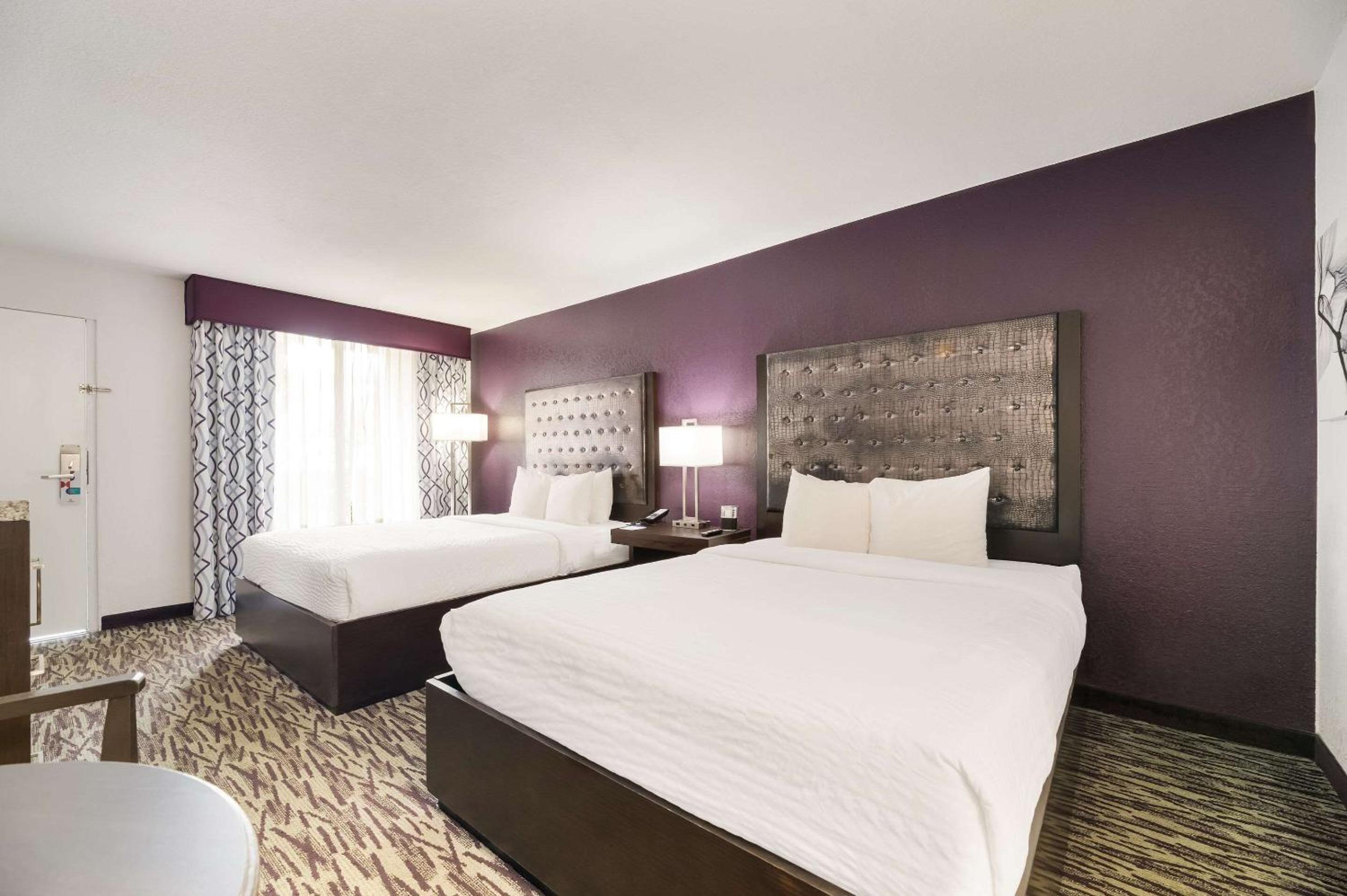 Queen Room with Two Queen Beds (No Resort Fee) thumbnail 5